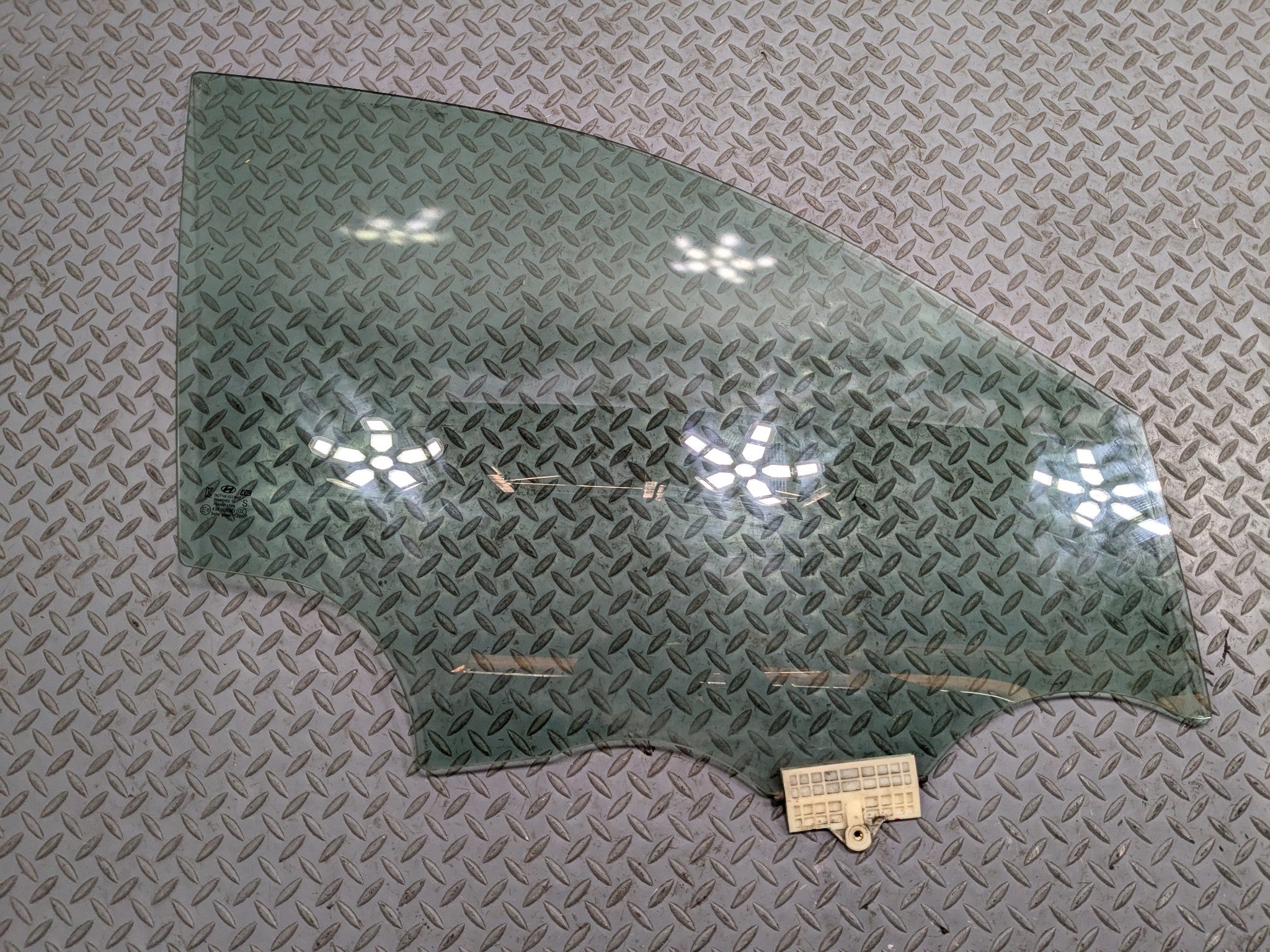 2013 - 2016 HYUNDAI SANTA FE OEM DOOR WINDOW GLASS FRONT RIGHT PASSENGER SIDE