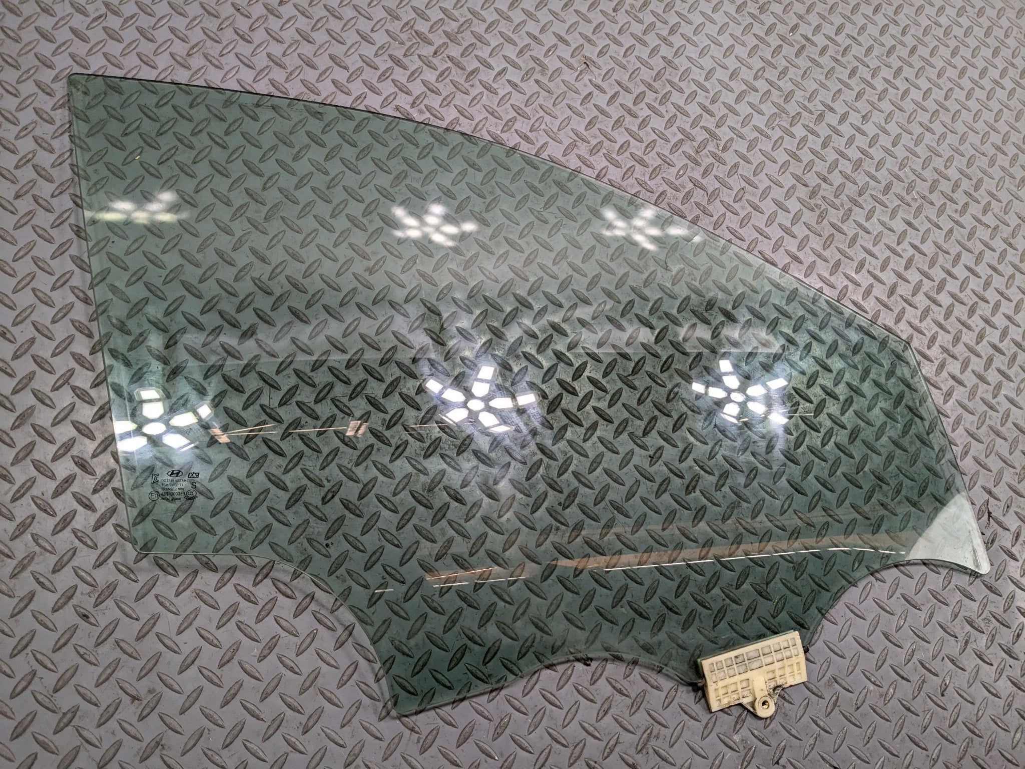2013 - 2016 HYUNDAI SANTA FE OEM DOOR WINDOW GLASS FRONT RIGHT PASSENGER SIDE