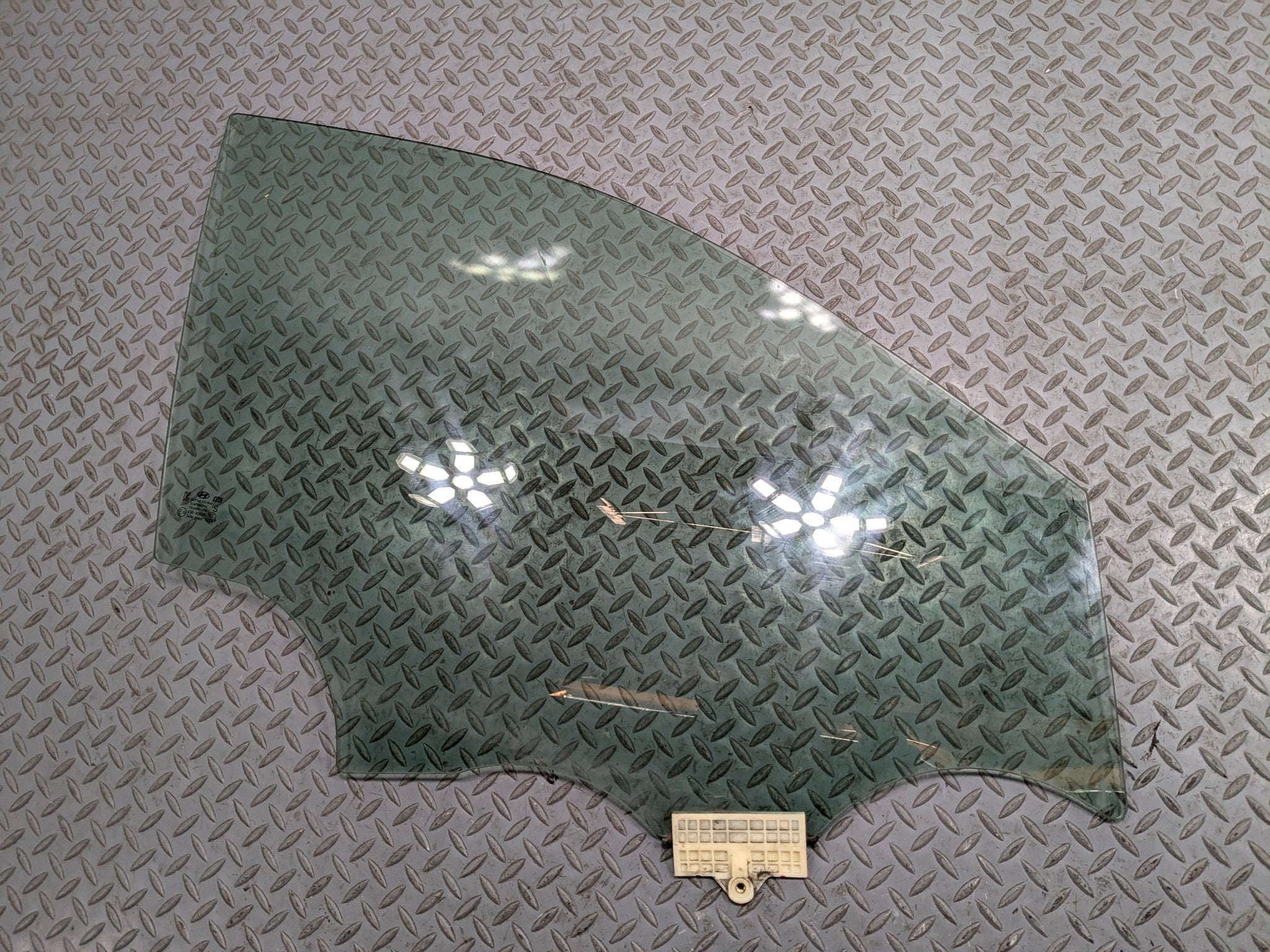 2013 - 2016 HYUNDAI SANTA FE OEM DOOR WINDOW GLASS FRONT RIGHT PASSENGER SIDE