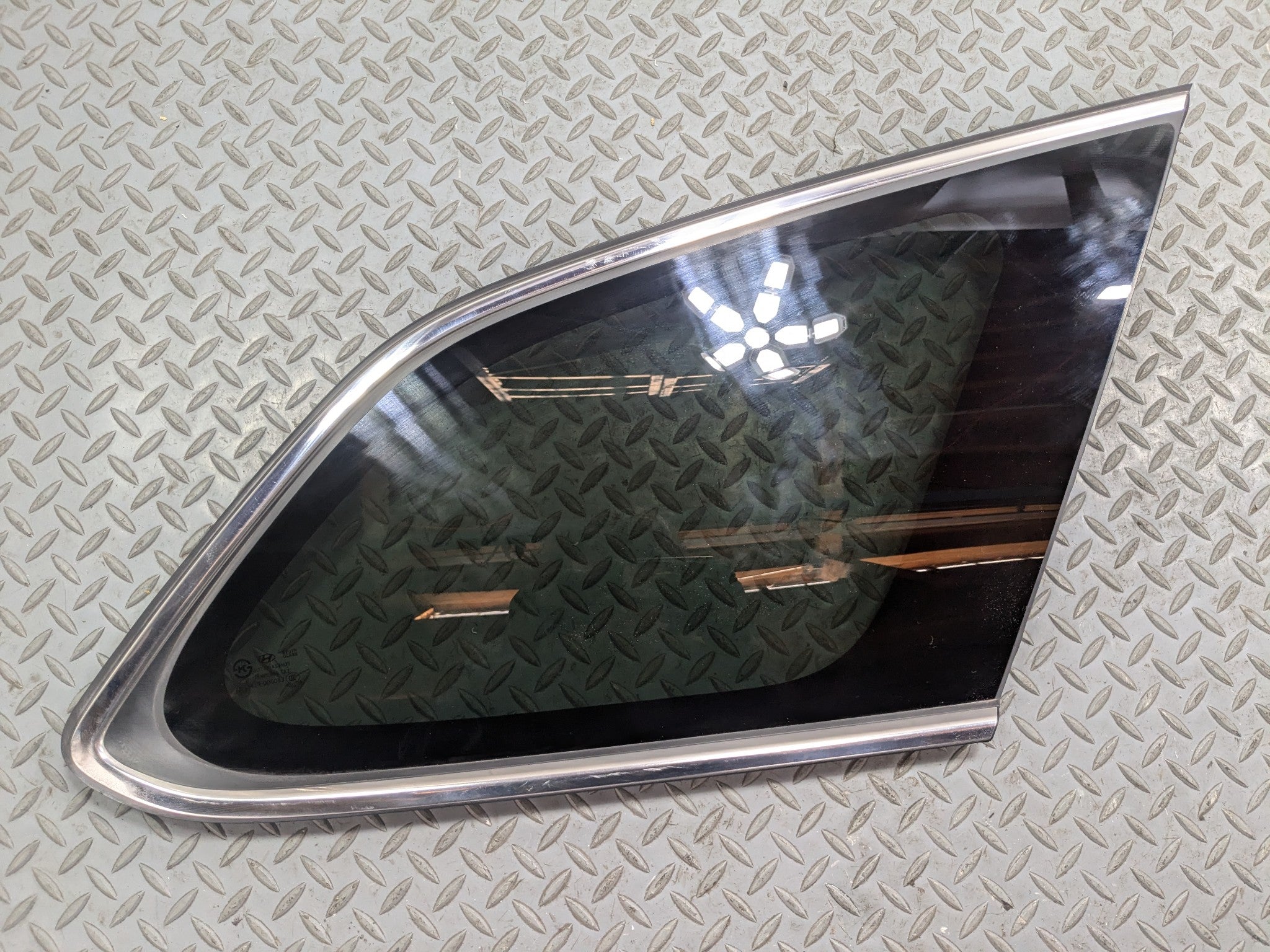 2013 - 2016 HYUNDAI SANTA FE OEM QUARTER WINDOW GLASS REAR RIGHT PASSENGER SIDE