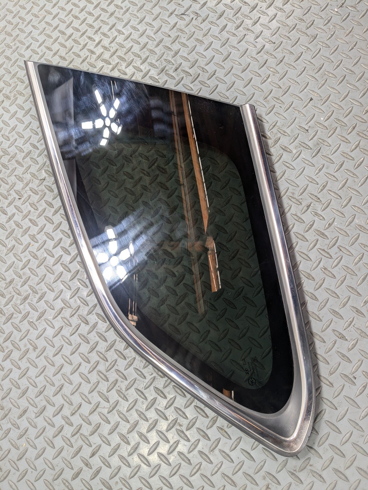 2013 - 2016 HYUNDAI SANTA FE OEM QUARTER WINDOW GLASS REAR RIGHT PASSENGER SIDE