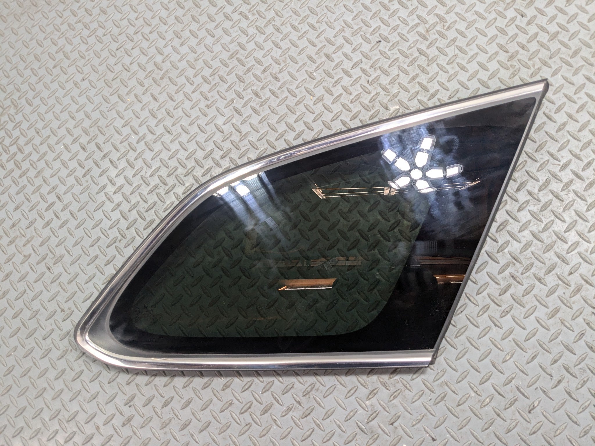 2013 - 2016 HYUNDAI SANTA FE OEM QUARTER WINDOW GLASS REAR RIGHT PASSENGER SIDE