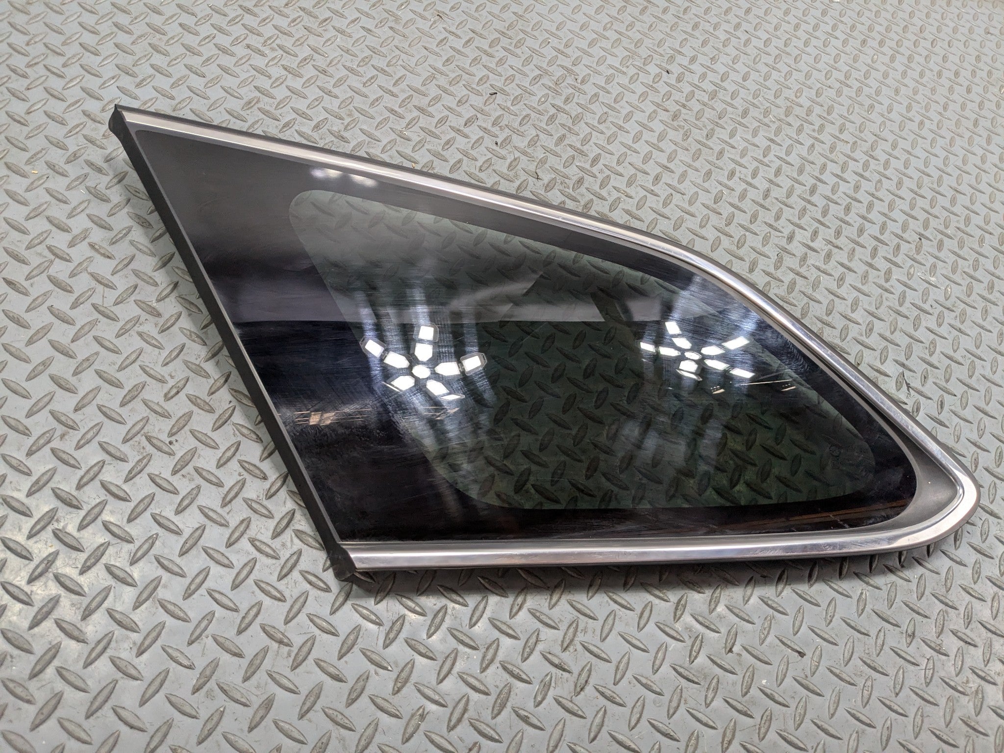 2013 - 2016 HYUNDAI SANTA FE OEM QUARTER WINDOW GLASS REAR LEFT DRIVER SIDE
