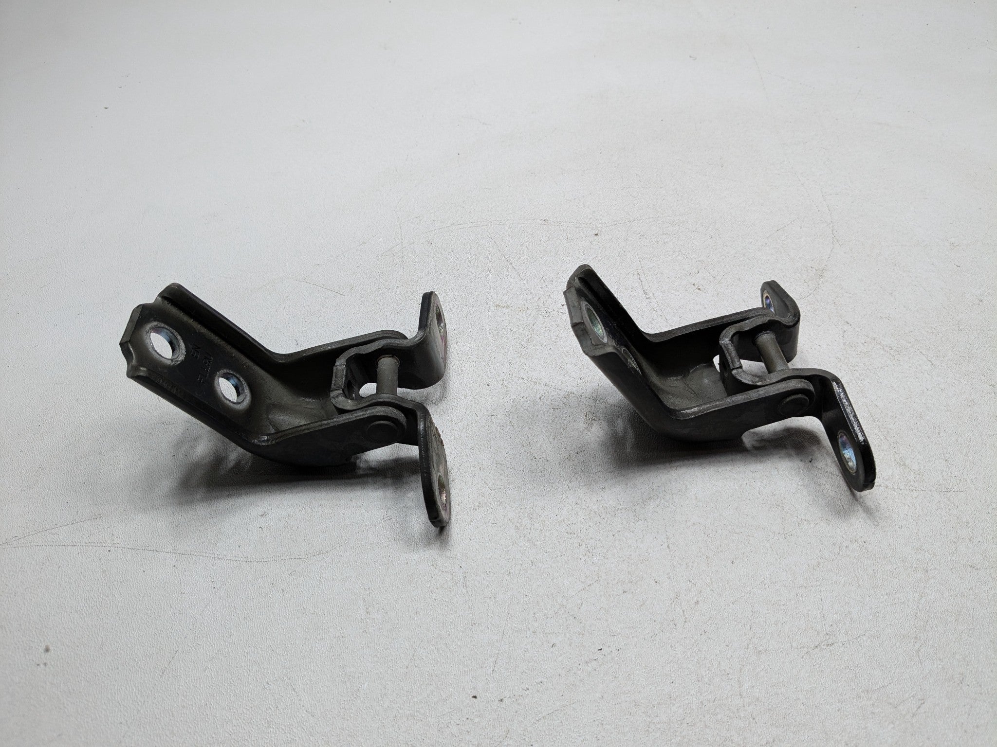 2013 - 2016 HYUNDAI SANTA FE OEM DOOR HINGE SET UPPER AND LOWER FRONT LEFT SIDE