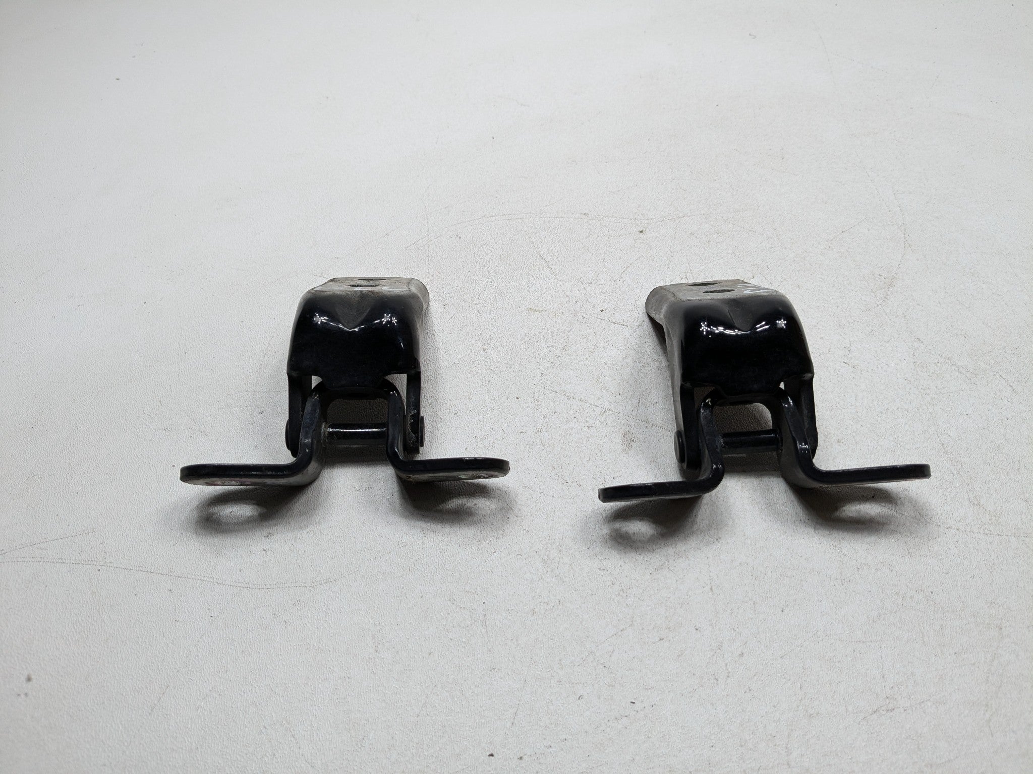 2013 - 2016 HYUNDAI SANTA FE OEM DOOR HINGE SET UPPER AND LOWER FRONT LEFT SIDE