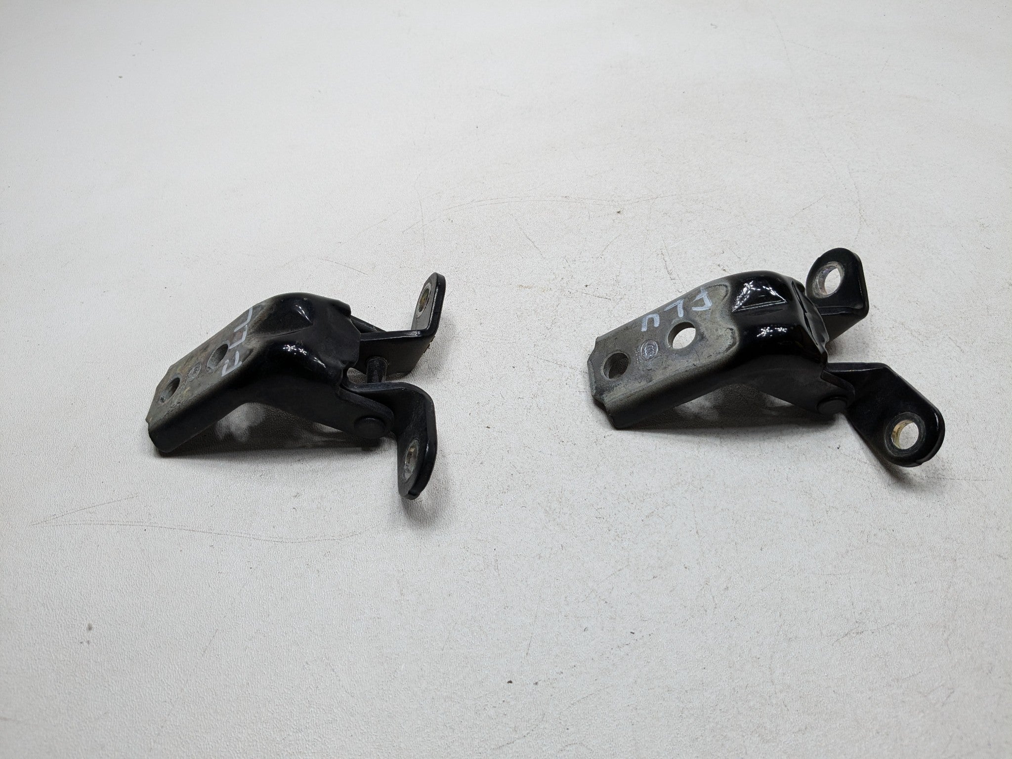 2013 - 2016 HYUNDAI SANTA FE OEM DOOR HINGE SET UPPER AND LOWER FRONT LEFT SIDE