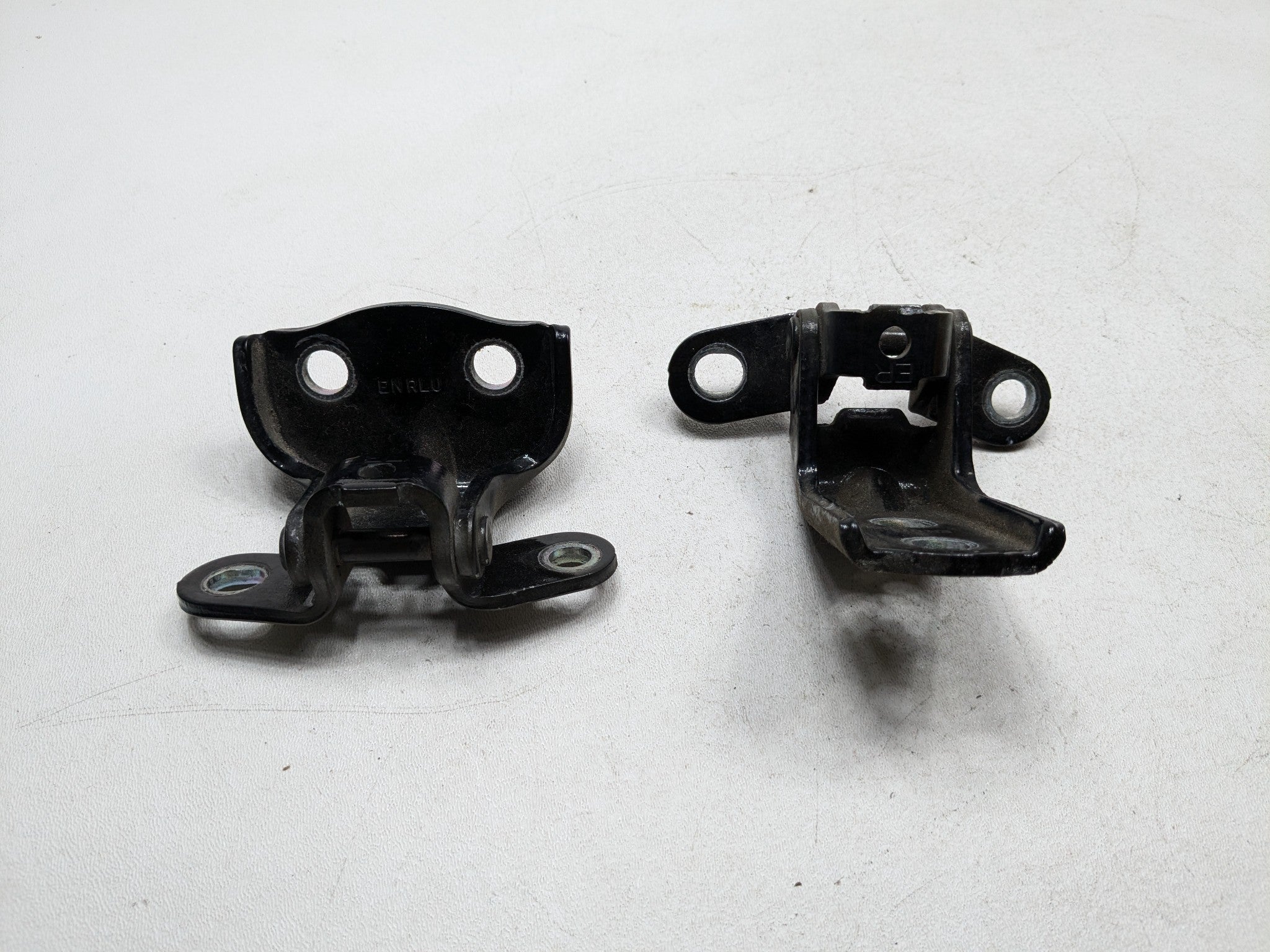 2013 - 2016 HYUNDAI SANTA FE OEM DOOR HINGE SET UPPER AND LOWER REAR LEFT SIDE