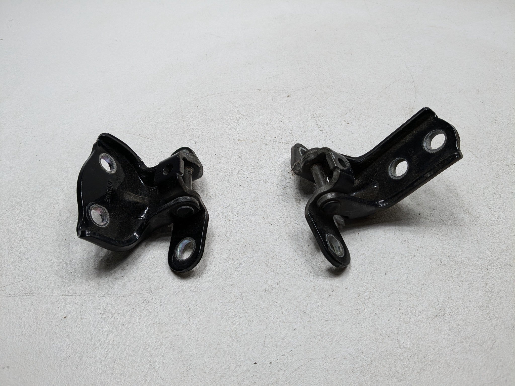 2013 - 2016 HYUNDAI SANTA FE OEM DOOR HINGE SET UPPER AND LOWER REAR LEFT SIDE
