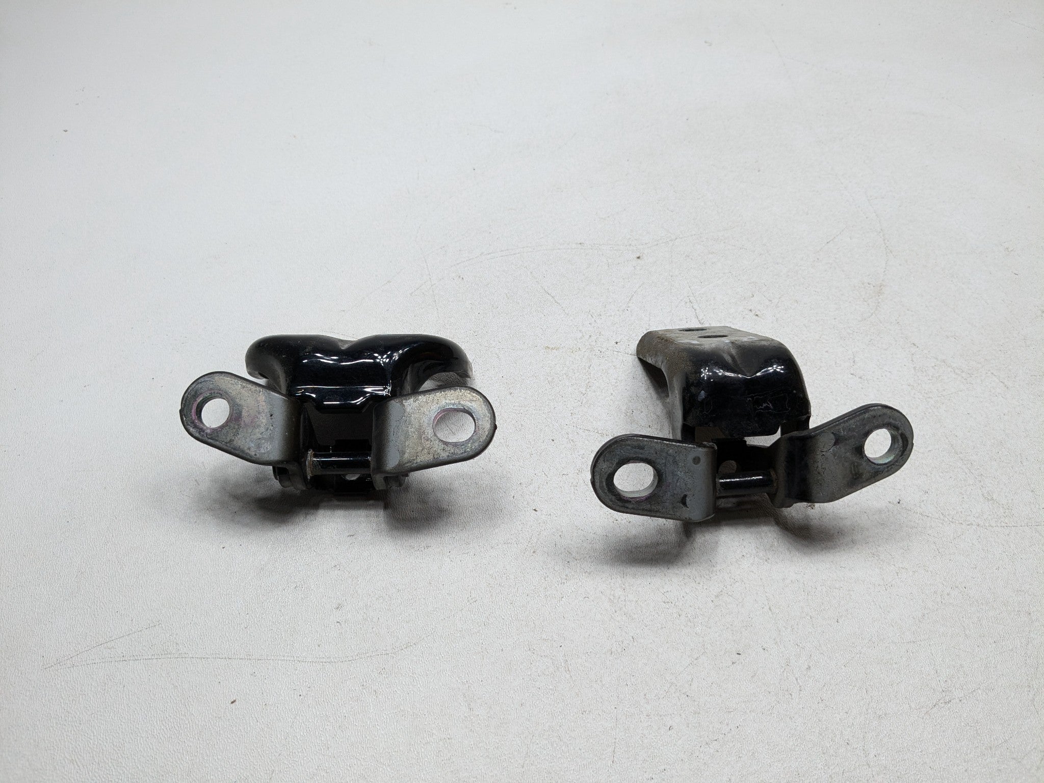 2013 - 2016 HYUNDAI SANTA FE OEM DOOR HINGE SET UPPER AND LOWER REAR LEFT SIDE