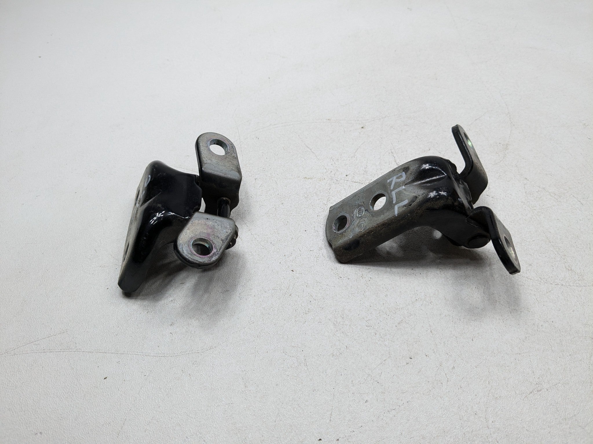2013 - 2016 HYUNDAI SANTA FE OEM DOOR HINGE SET UPPER AND LOWER REAR LEFT SIDE