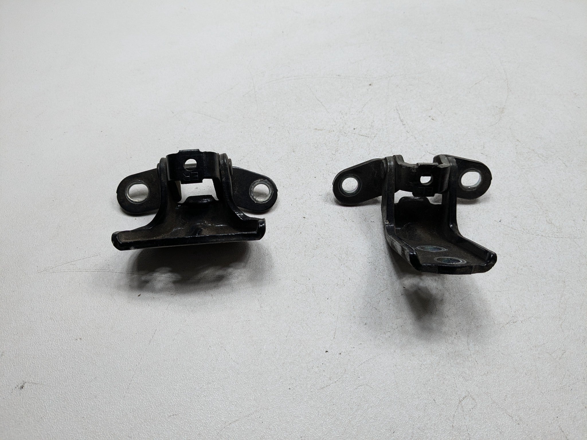 2013 - 2016 HYUNDAI SANTA FE OEM DOOR HINGE SET UPPER AND LOWER REAR RIGHT SIDE