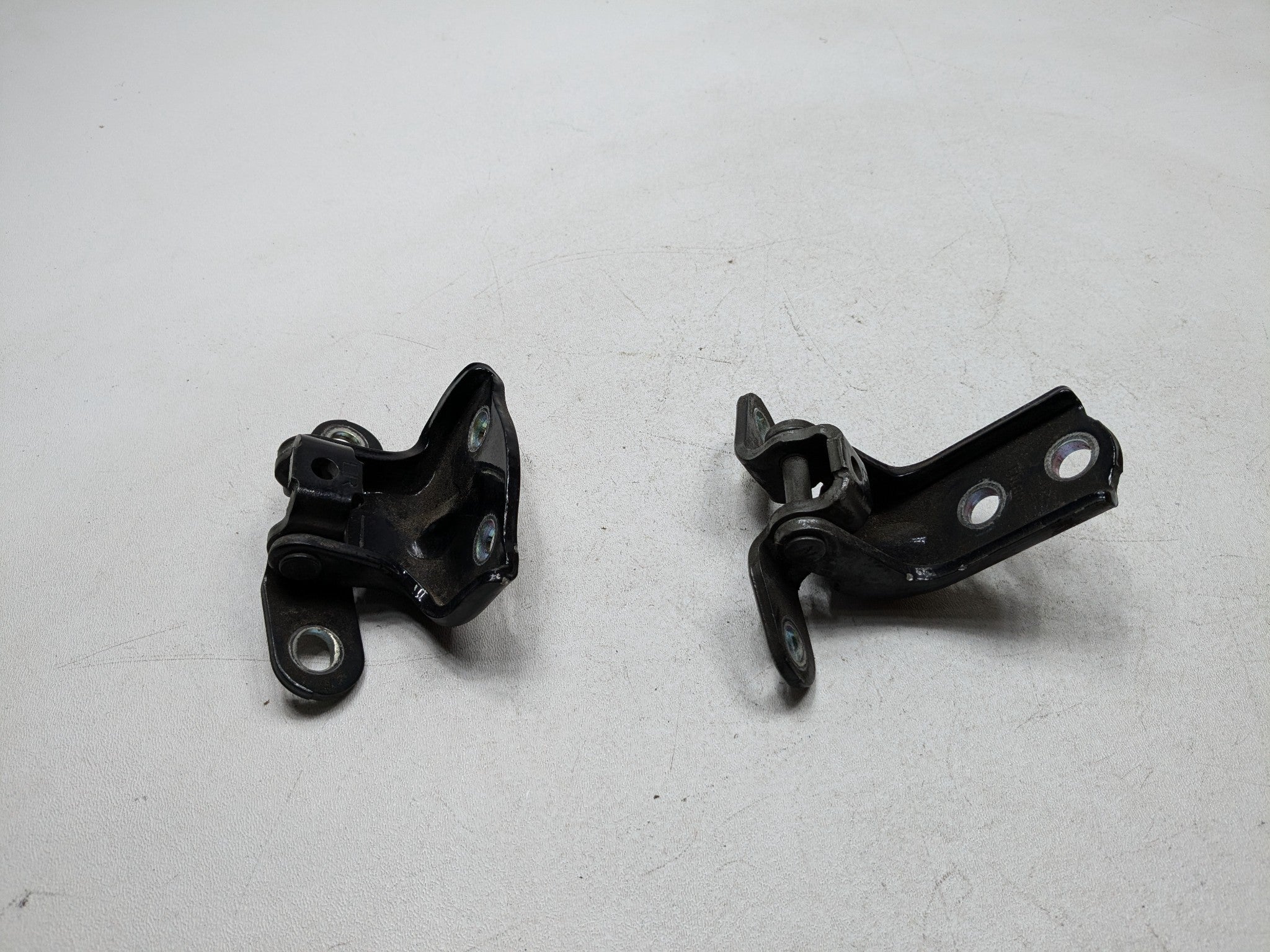2013 - 2016 HYUNDAI SANTA FE OEM DOOR HINGE SET UPPER AND LOWER REAR RIGHT SIDE