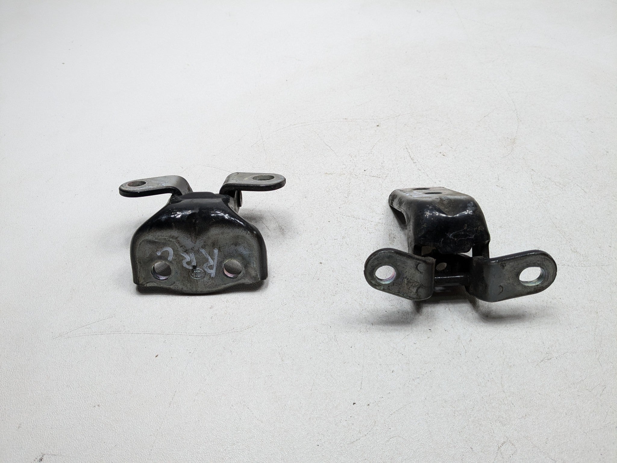 2013 - 2016 HYUNDAI SANTA FE OEM DOOR HINGE SET UPPER AND LOWER REAR RIGHT SIDE