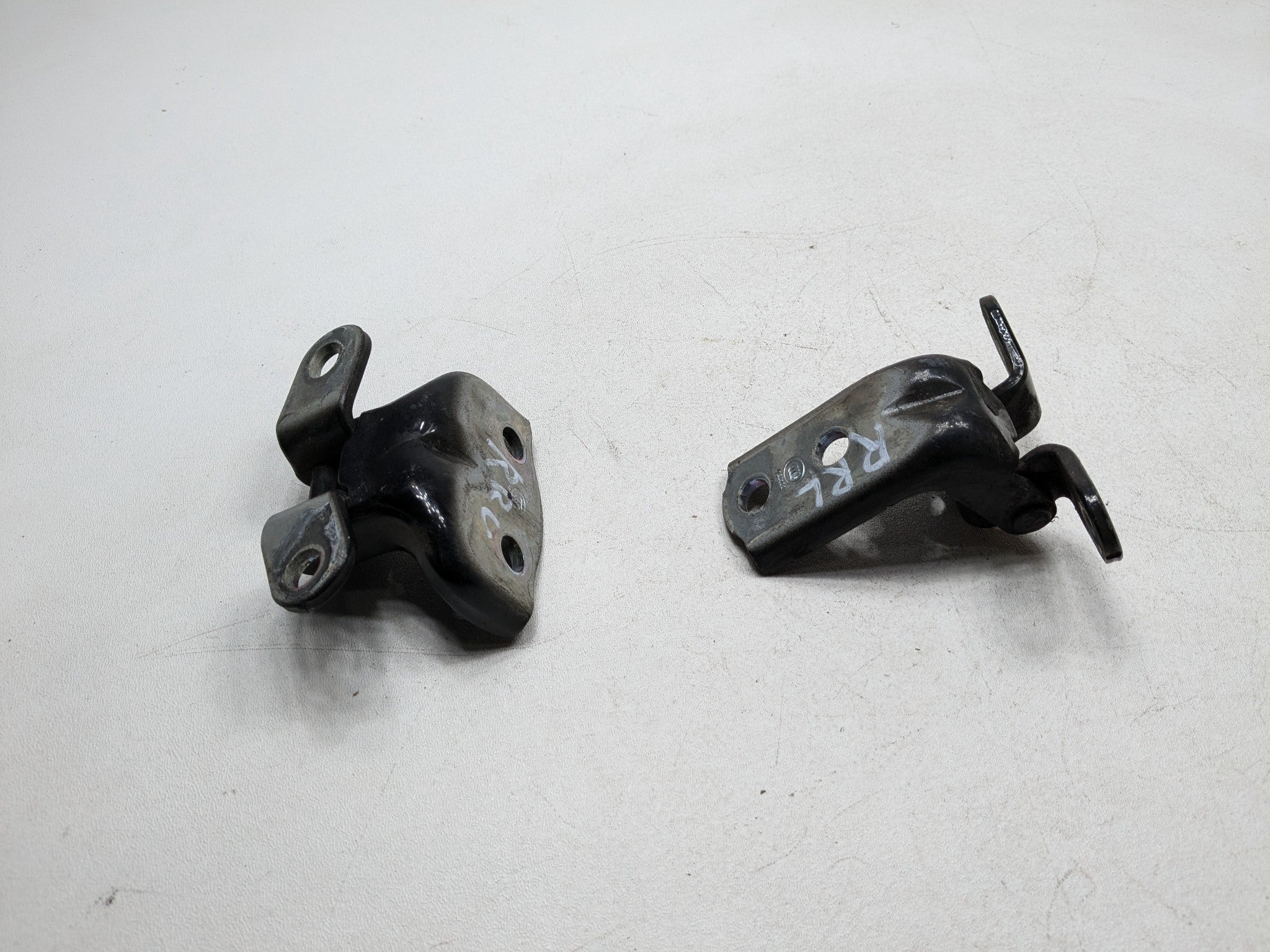 2013 - 2016 HYUNDAI SANTA FE OEM DOOR HINGE SET UPPER AND LOWER REAR RIGHT SIDE