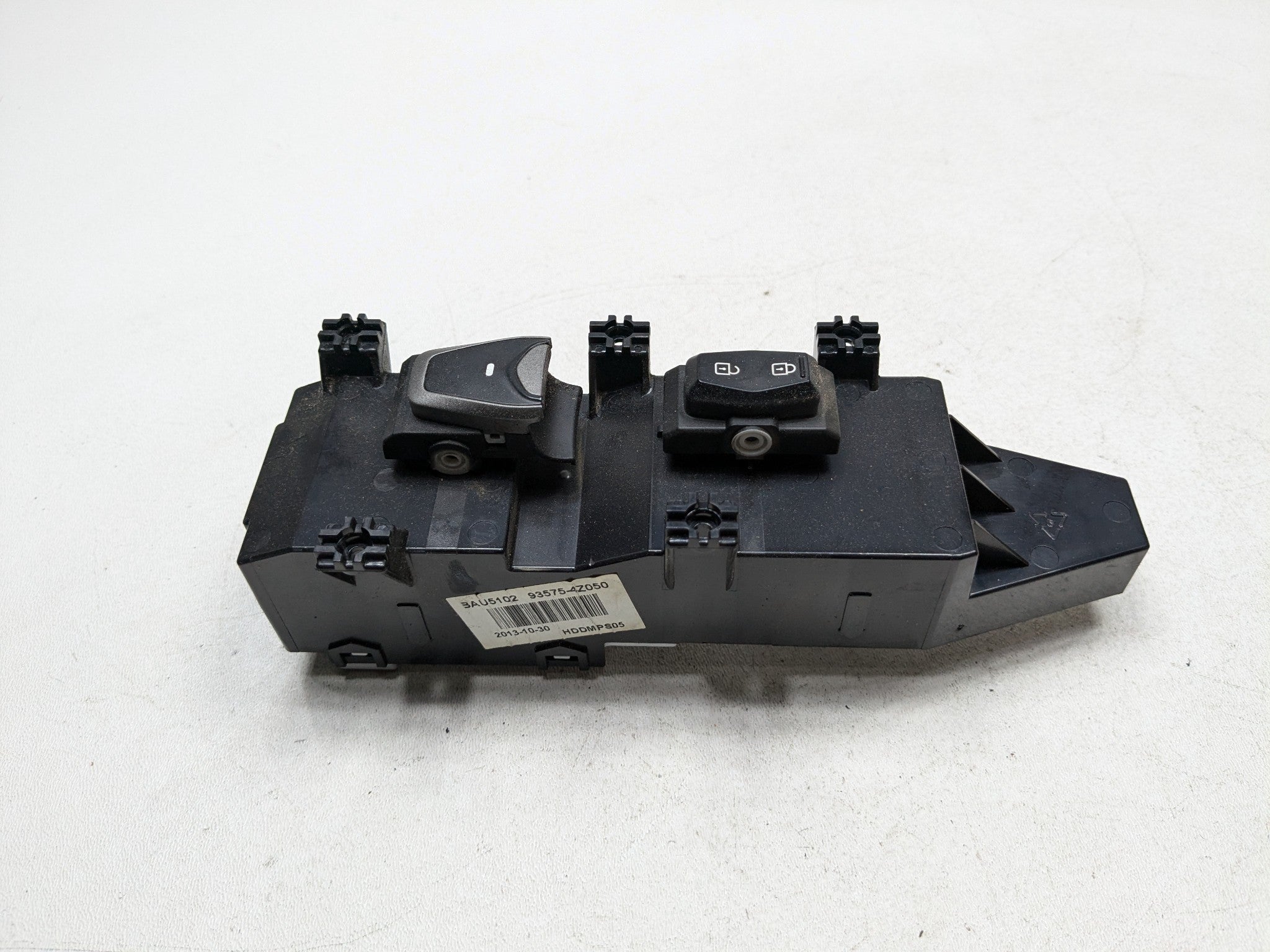 2013 - 2016 HYUNDAI SANTA FE OEM DOOR SWITCH ASSEMBLY FRONT RIGHT PASSENGER SIDE