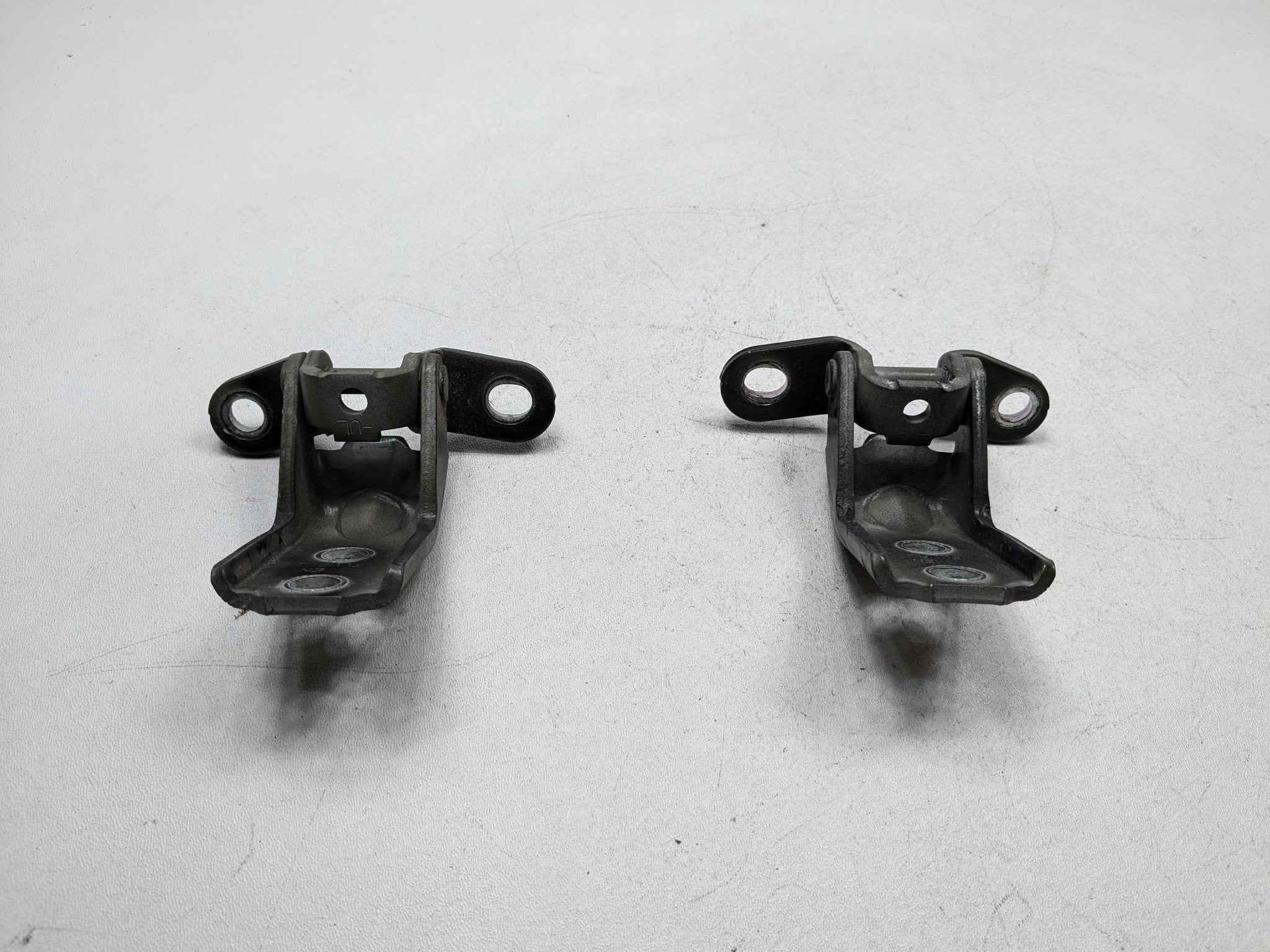 2013 - 2016 HYUNDAI SANTA FE OEM DOOR HINGE SET UPPER AND LOWER FRONT RIGHT SIDE