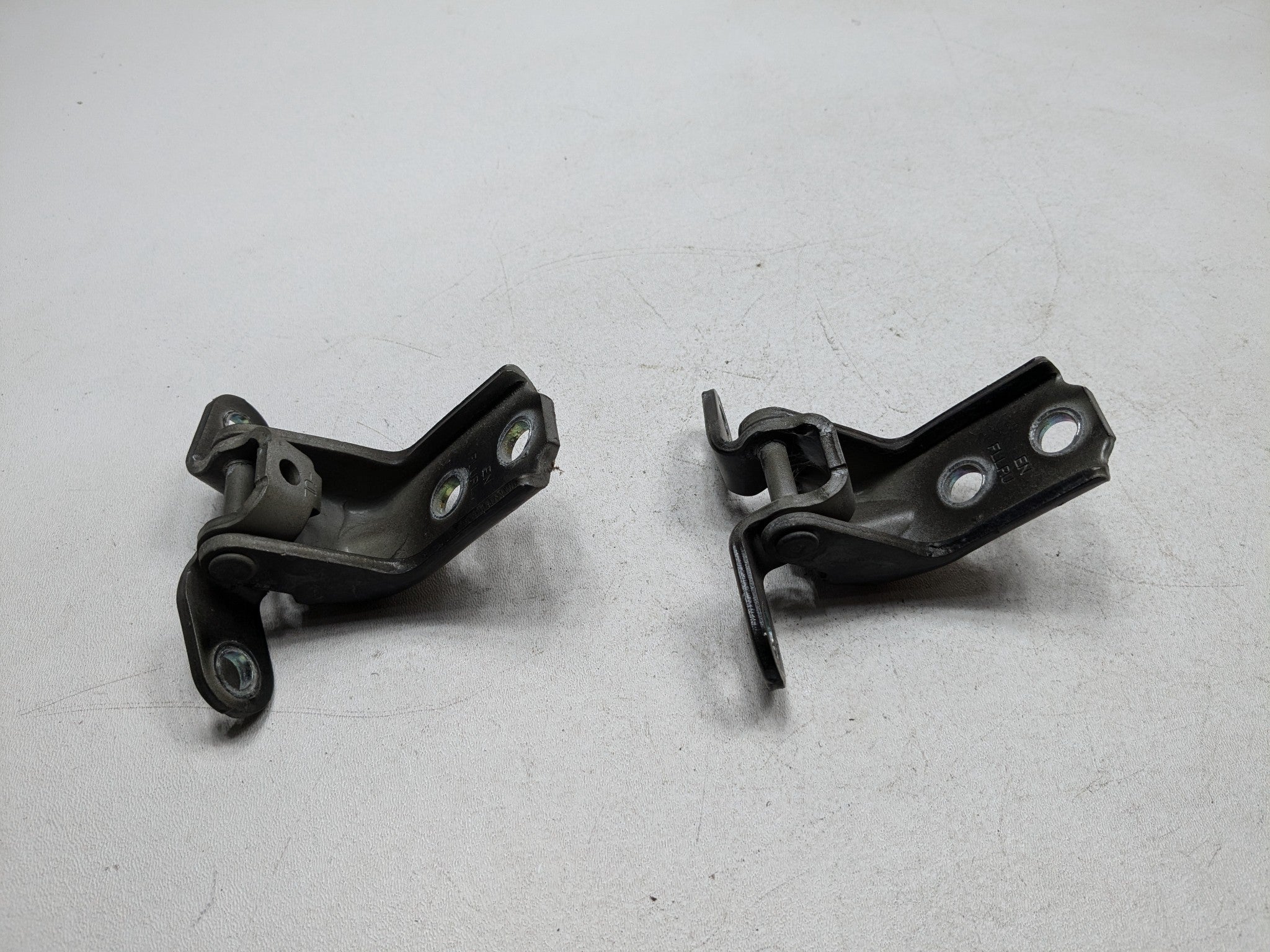 2013 - 2016 HYUNDAI SANTA FE OEM DOOR HINGE SET UPPER AND LOWER FRONT RIGHT SIDE