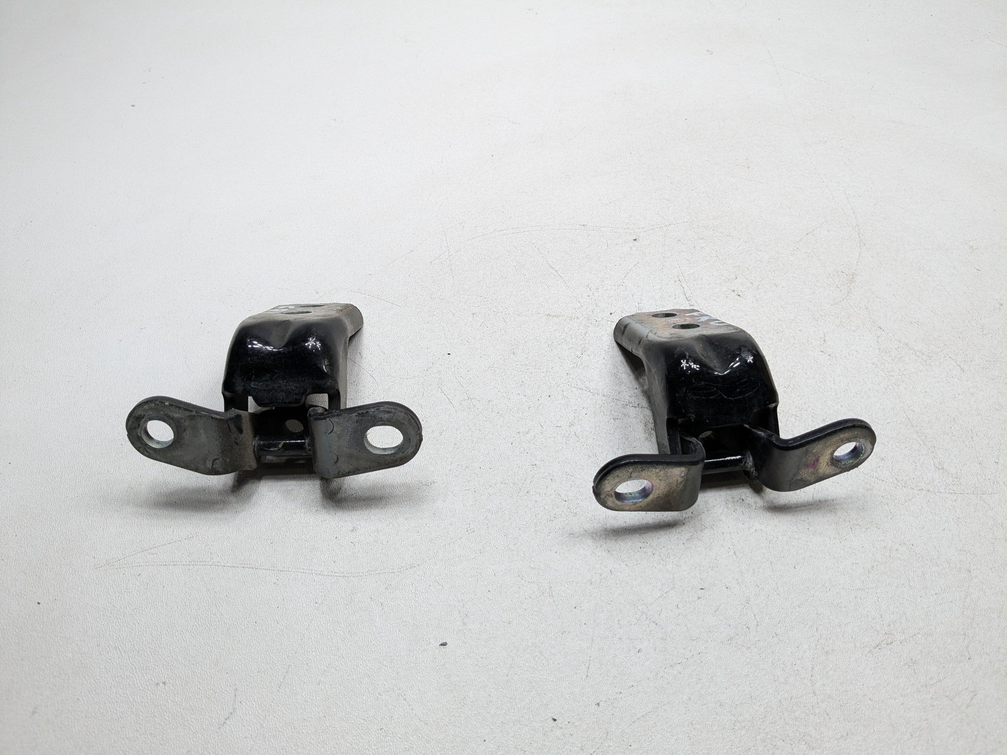 2013 - 2016 HYUNDAI SANTA FE OEM DOOR HINGE SET UPPER AND LOWER FRONT RIGHT SIDE