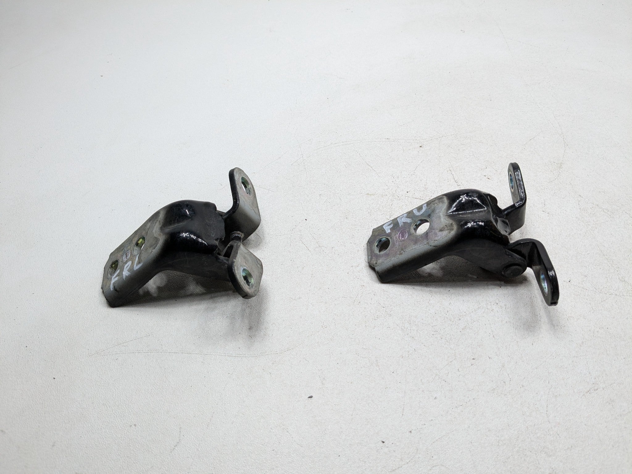2013 - 2016 HYUNDAI SANTA FE OEM DOOR HINGE SET UPPER AND LOWER FRONT RIGHT SIDE