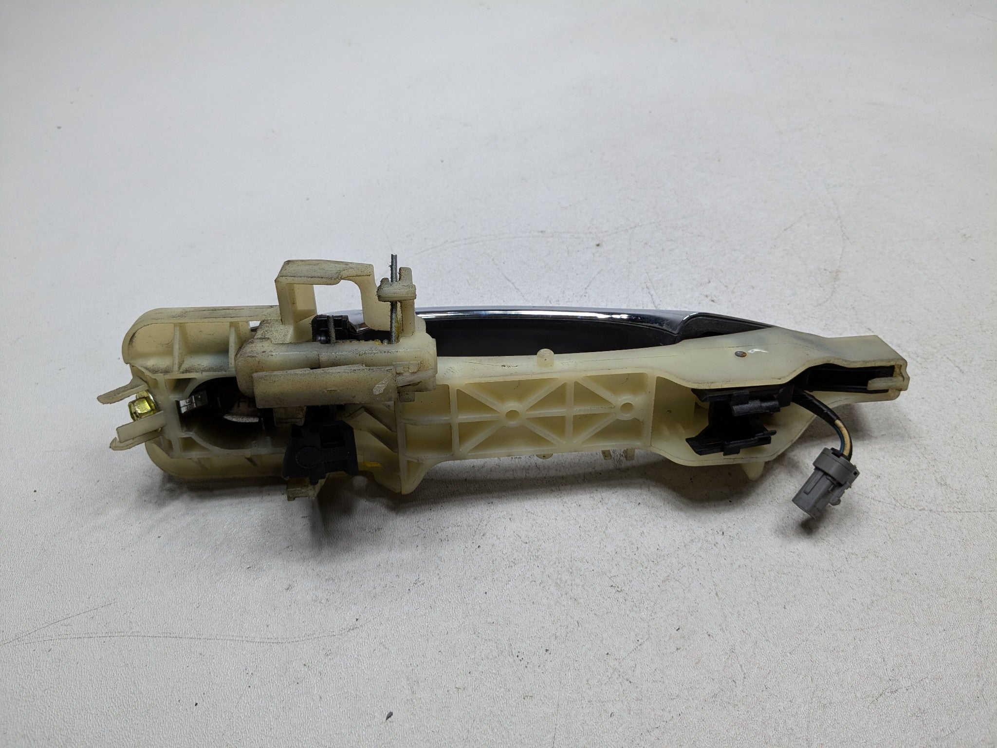 2013 - 2016 HYUNDAI SANTA FE OEM EXTERIOR DOOR HANDLE FRONT RIGHT PASSENGER SIDE