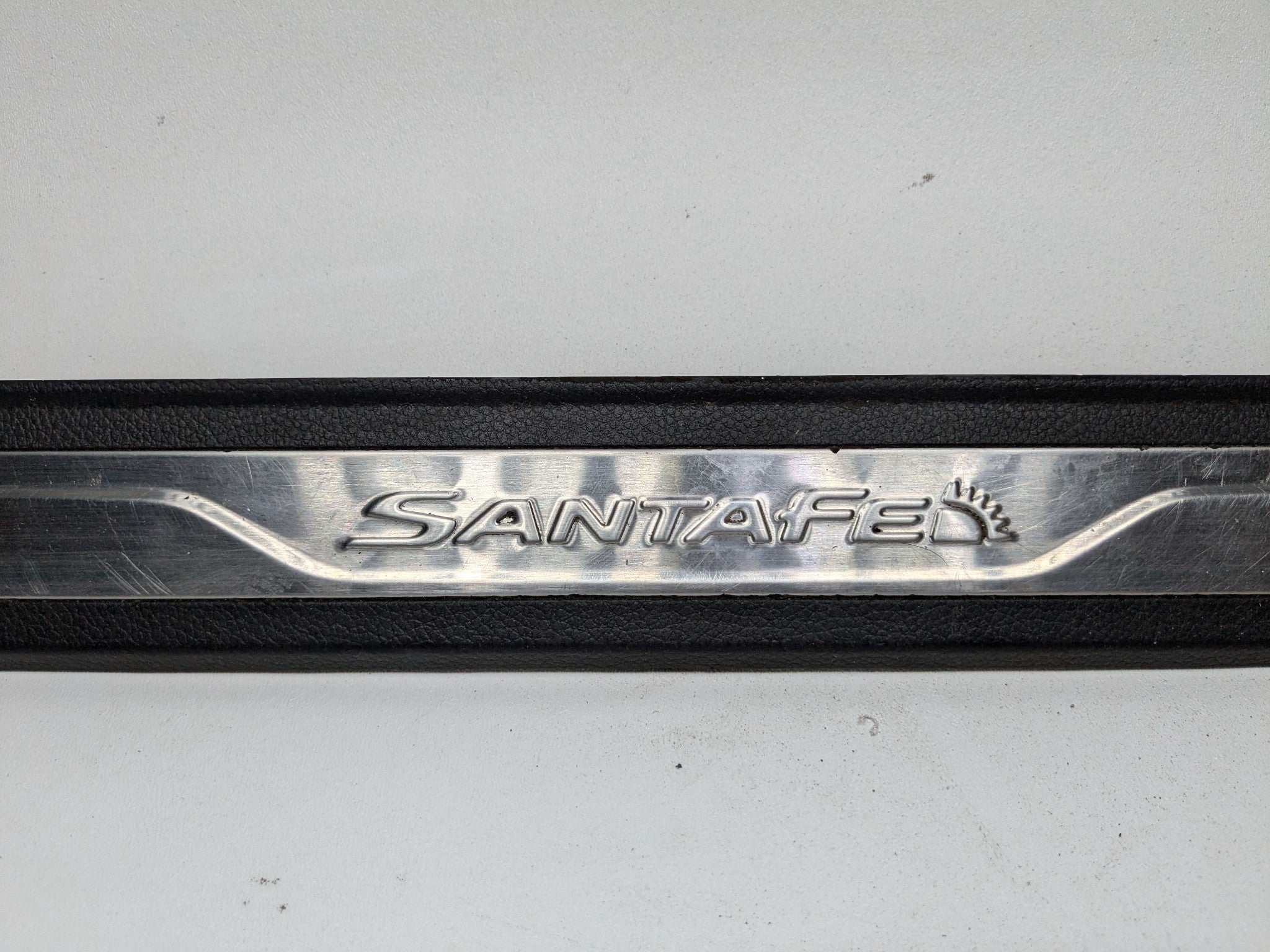 2013 - 2016 HYUNDAI SANTA FE OEM DOOR SCUFF SILL PLATE TRIM FRONT RIGHT SIDE