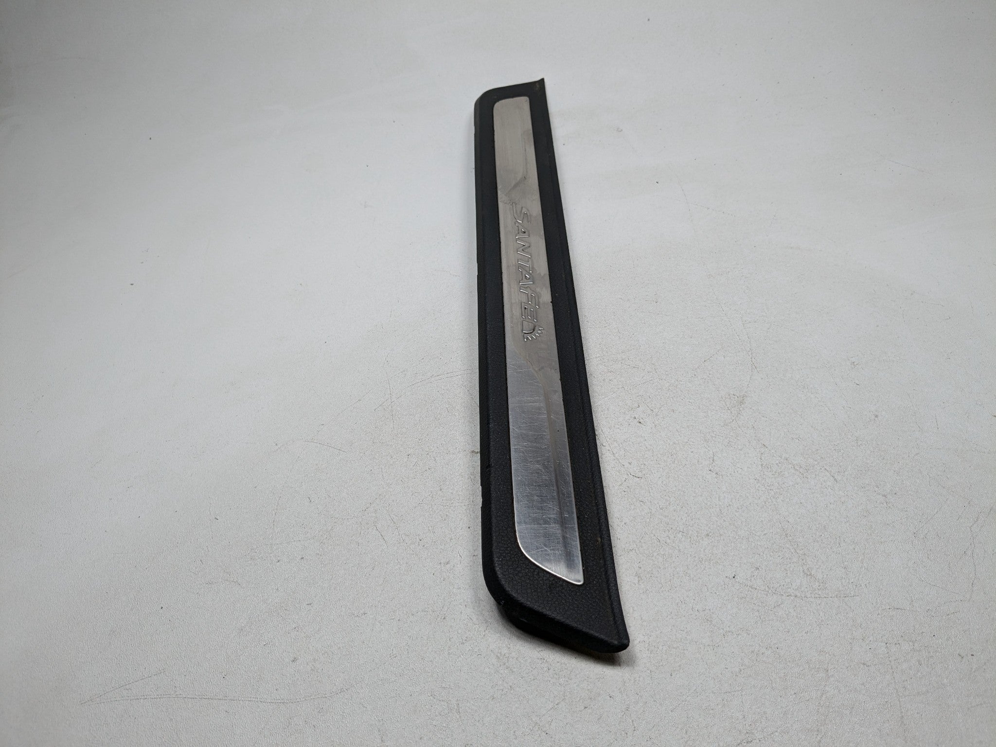 2013 - 2016 HYUNDAI SANTA FE OEM DOOR SCUFF SILL PLATE TRIM FRONT RIGHT SIDE