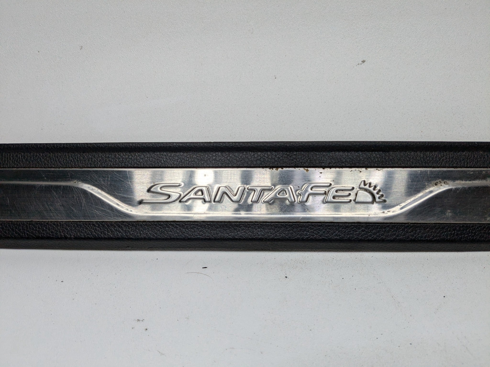2013 - 2016 HYUNDAI SANTA FE OEM DOOR SCUFF SILL PLATE TRIM FRONT LEFT SIDE