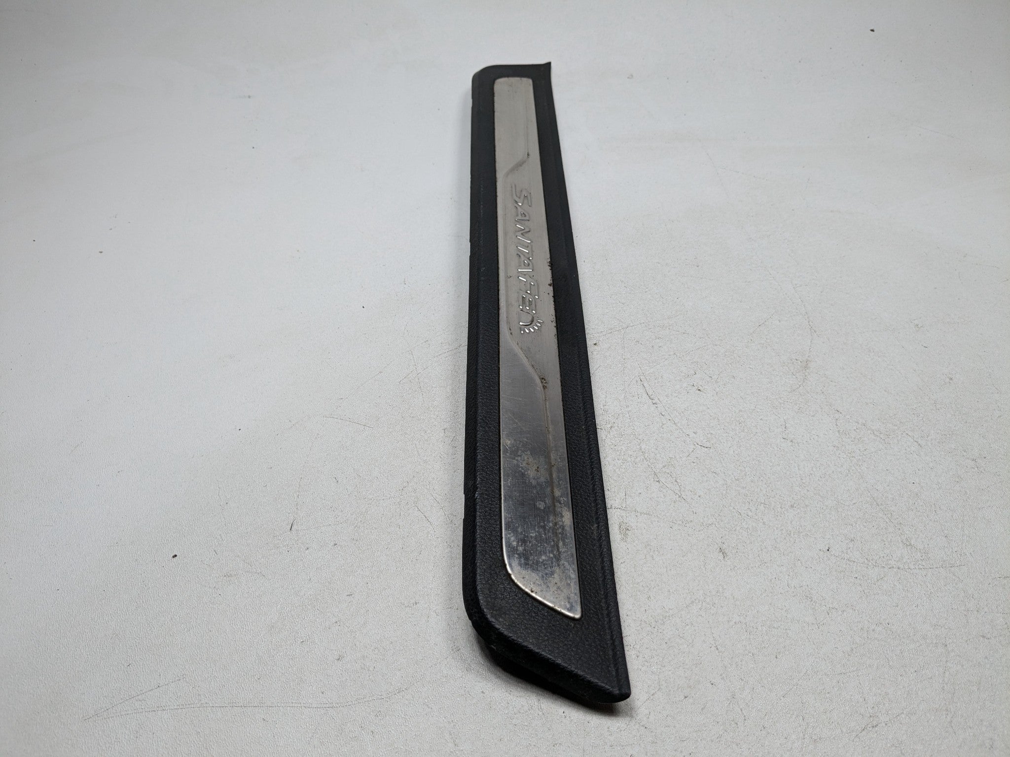 2013 - 2016 HYUNDAI SANTA FE OEM DOOR SCUFF SILL PLATE TRIM FRONT LEFT SIDE