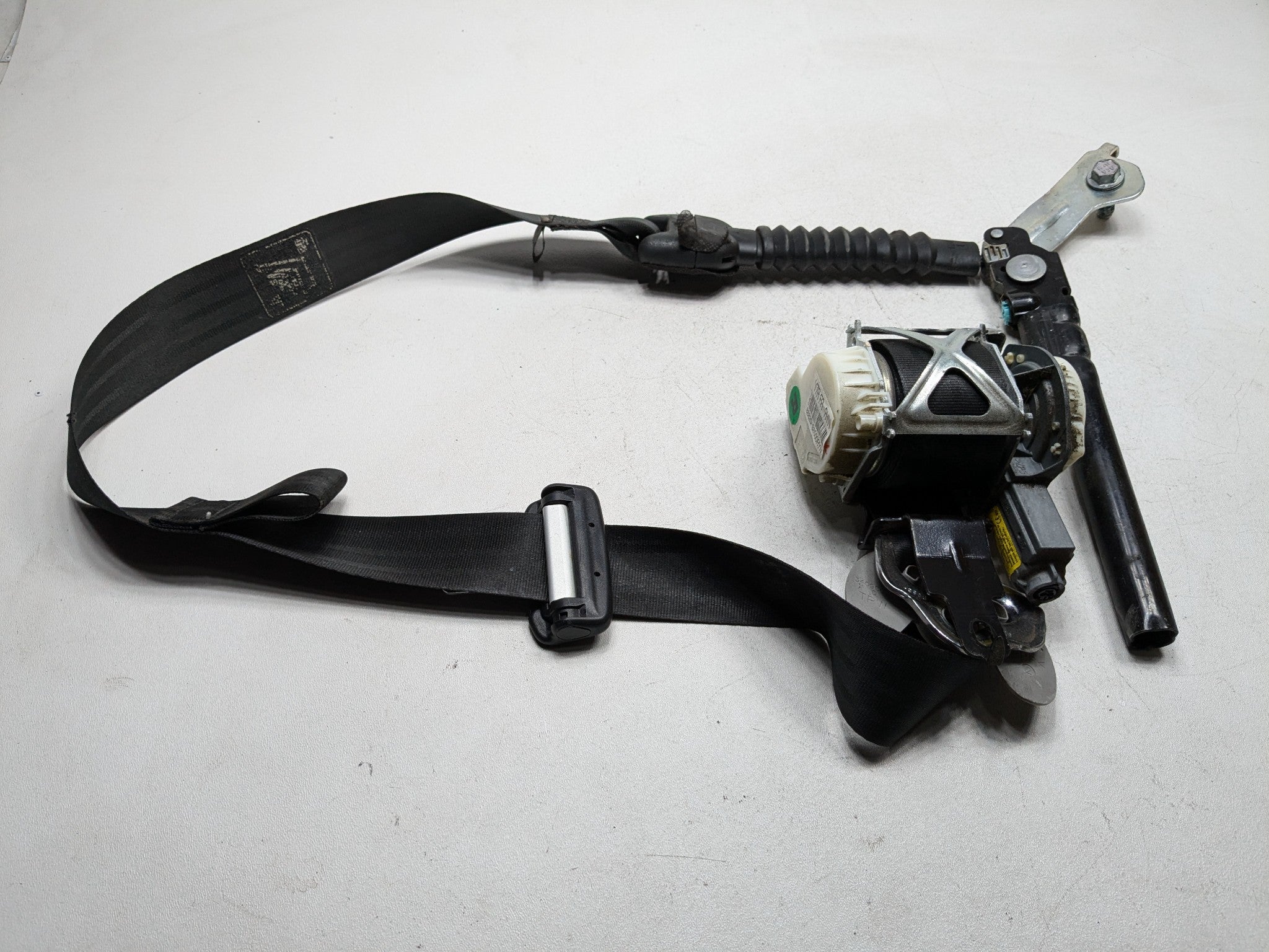 2013 - 2016 HYUNDAI SANTA FE OEM SEAT BELT RETRACTOR FRONT RIGHT PASSENGER SIDE