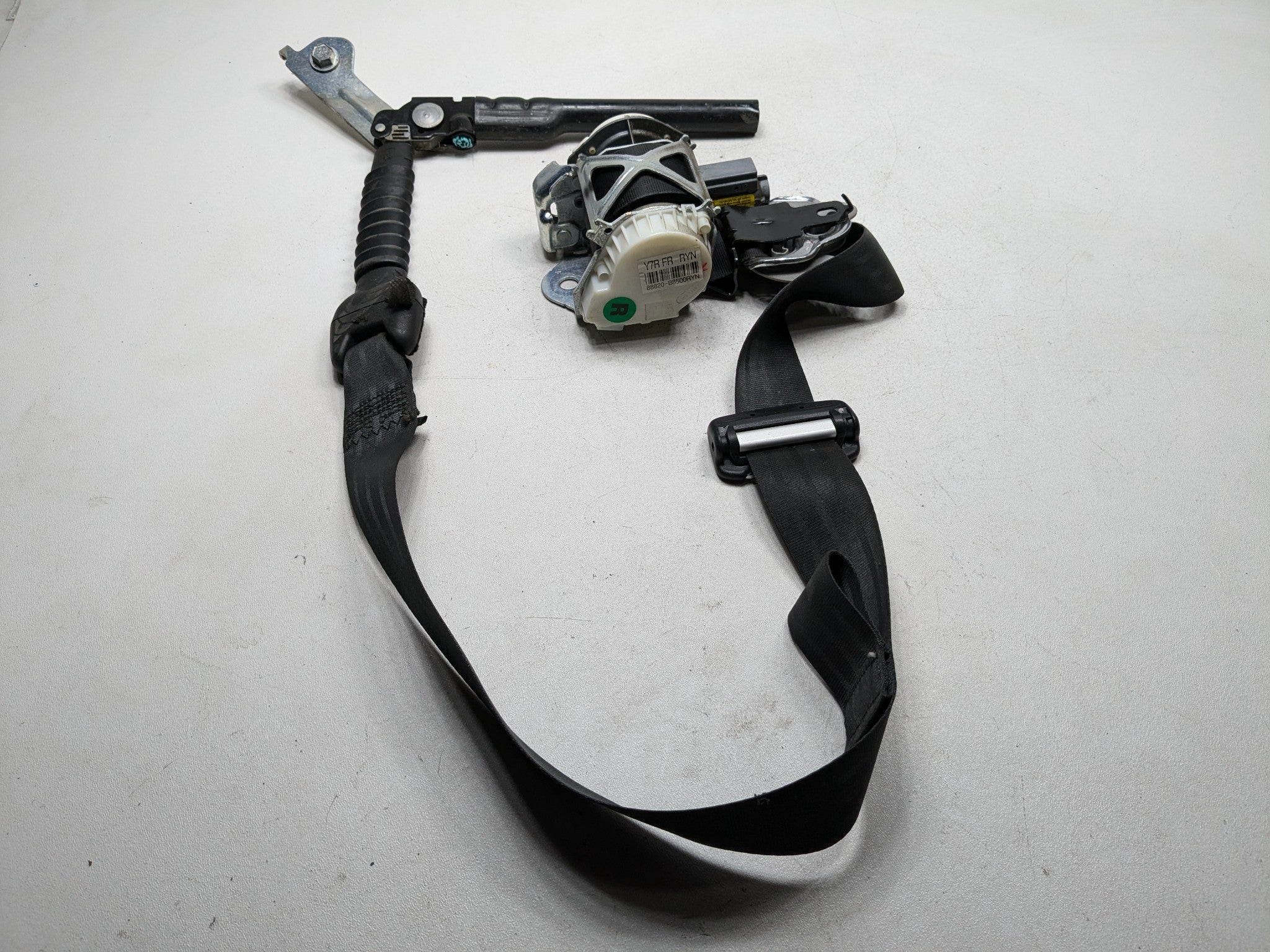 2013 - 2016 HYUNDAI SANTA FE OEM SEAT BELT RETRACTOR FRONT RIGHT PASSENGER SIDE