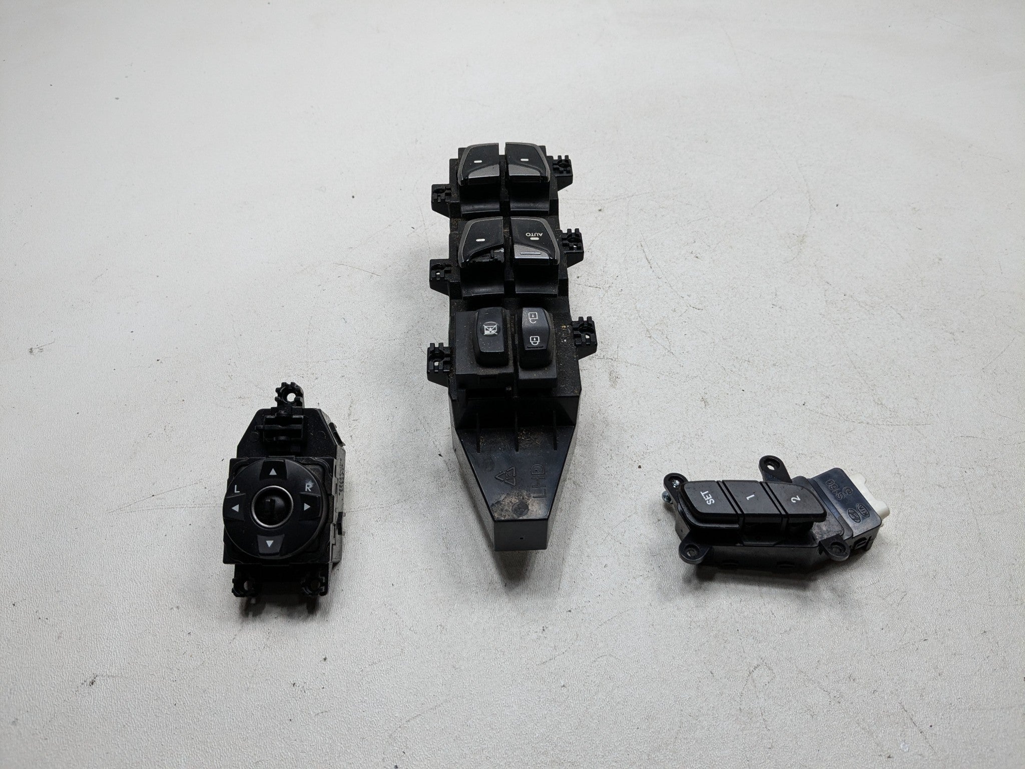 2013 - 2016 HYUNDAI SANTA FE OEM DOOR MASTER POWER WINDOW SWITCH FRONT LEFT SIDE