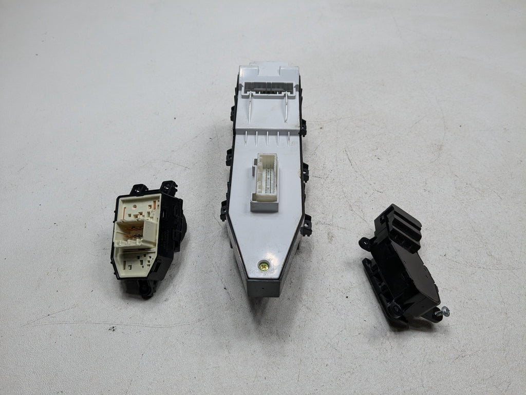 2013 - 2016 HYUNDAI SANTA FE OEM DOOR MASTER POWER WINDOW SWITCH FRONT LEFT SIDE