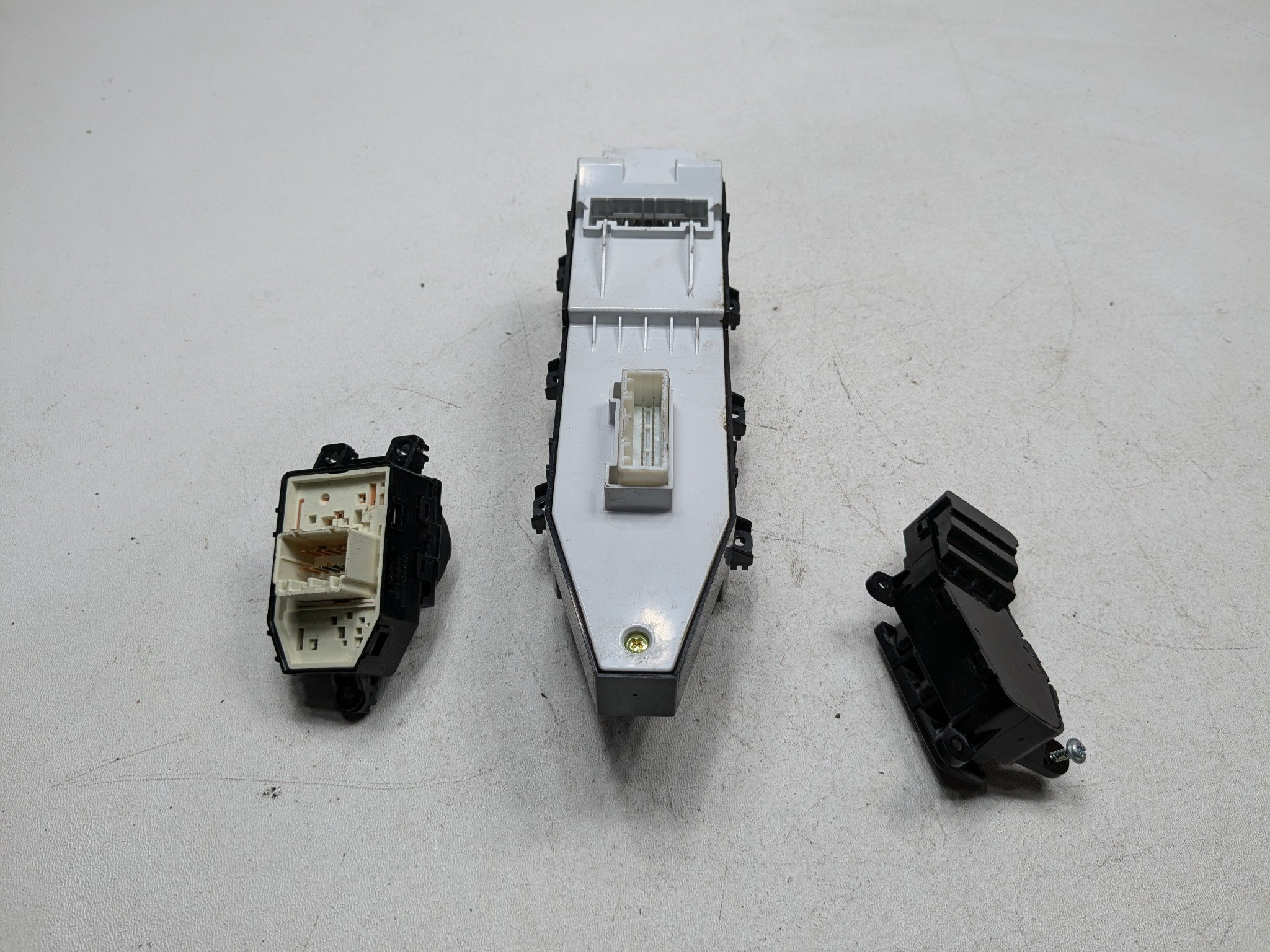 2013 - 2016 HYUNDAI SANTA FE OEM DOOR MASTER POWER WINDOW SWITCH FRONT LEFT SIDE