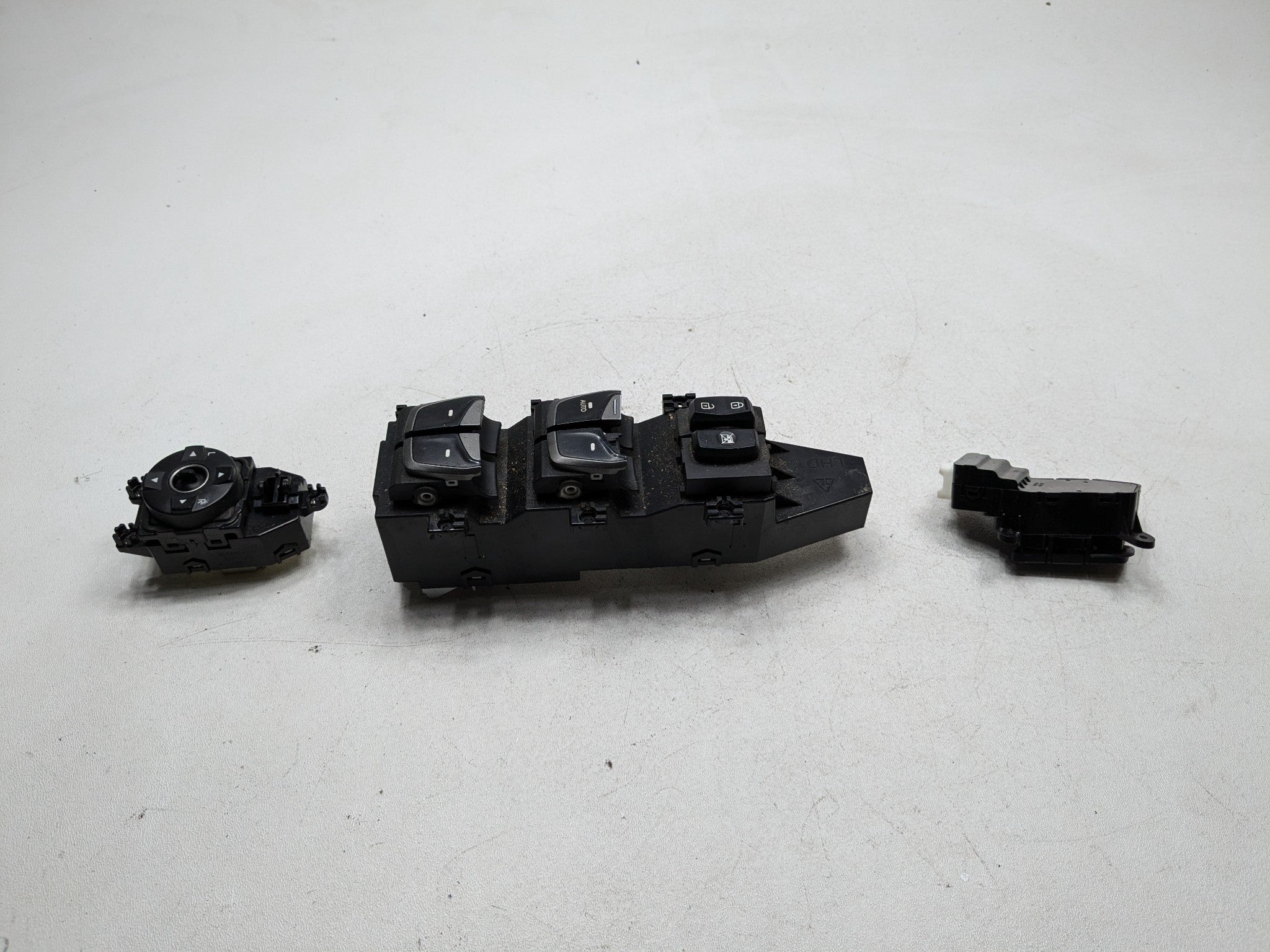2013 - 2016 HYUNDAI SANTA FE OEM DOOR MASTER POWER WINDOW SWITCH FRONT LEFT SIDE