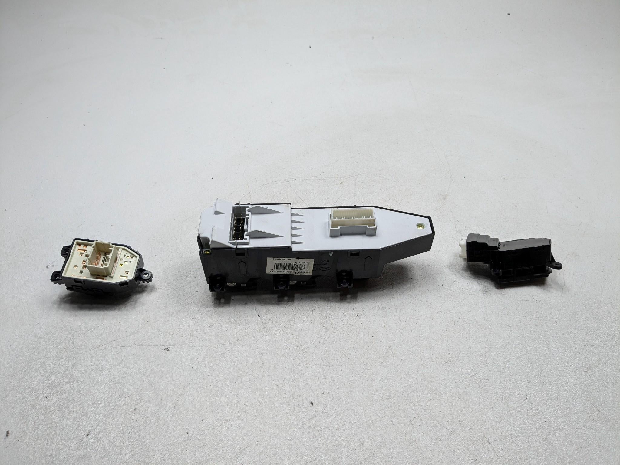 2013 - 2016 HYUNDAI SANTA FE OEM DOOR MASTER POWER WINDOW SWITCH FRONT LEFT SIDE