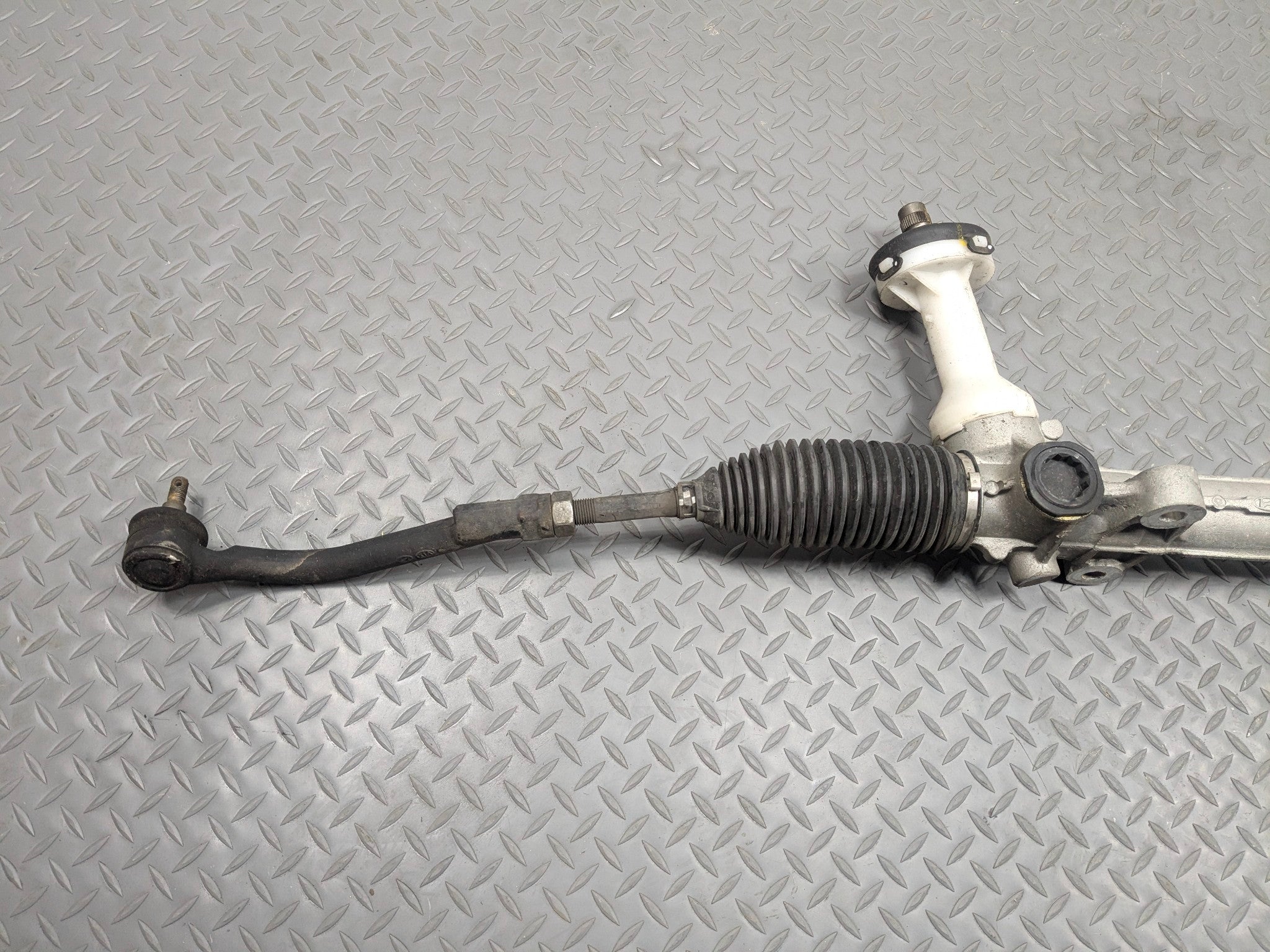 2013 - 2016 HYUNDAI SANTA FE OEM POWER STEERING GEAR RACK AND PINION ASSEMBLY