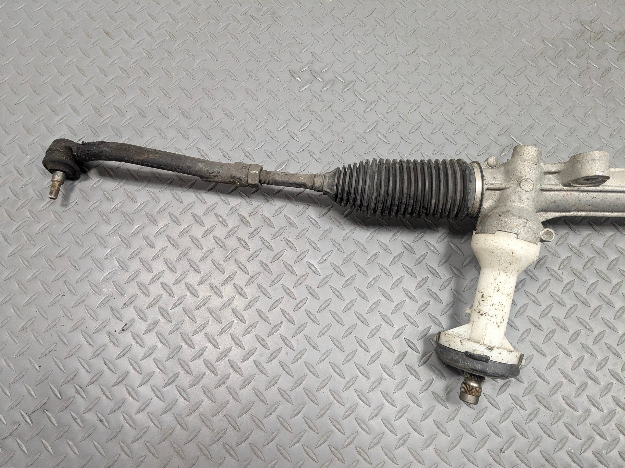 2013 - 2016 HYUNDAI SANTA FE OEM POWER STEERING GEAR RACK AND PINION ASSEMBLY