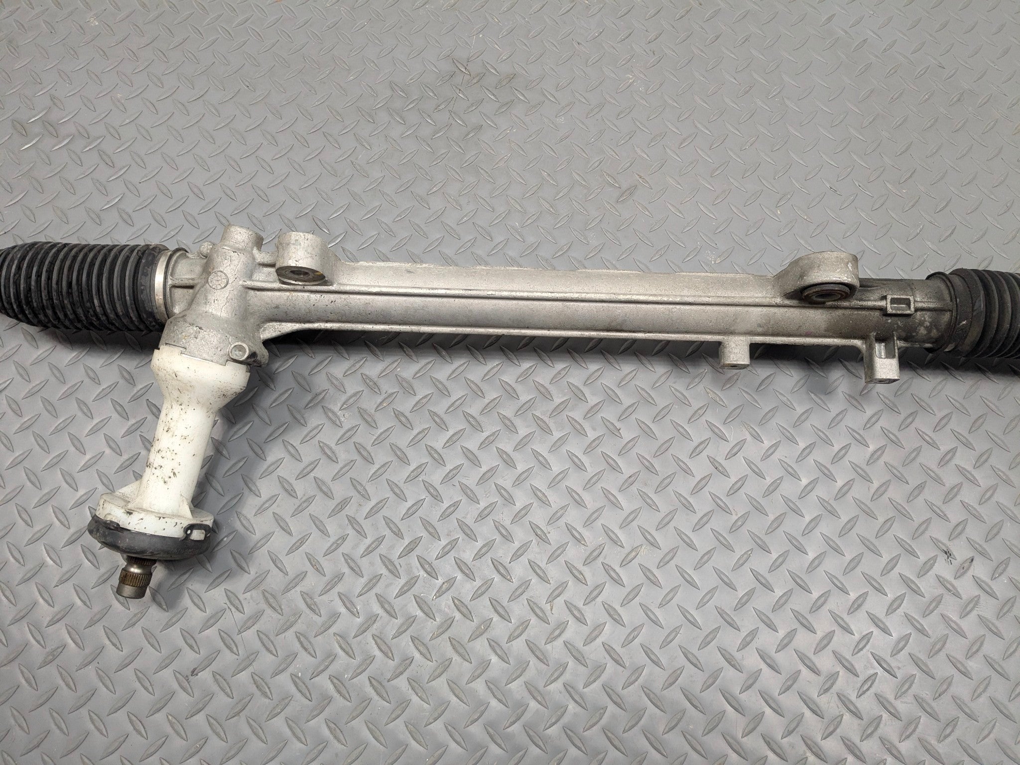 2013 - 2016 HYUNDAI SANTA FE OEM POWER STEERING GEAR RACK AND PINION ASSEMBLY