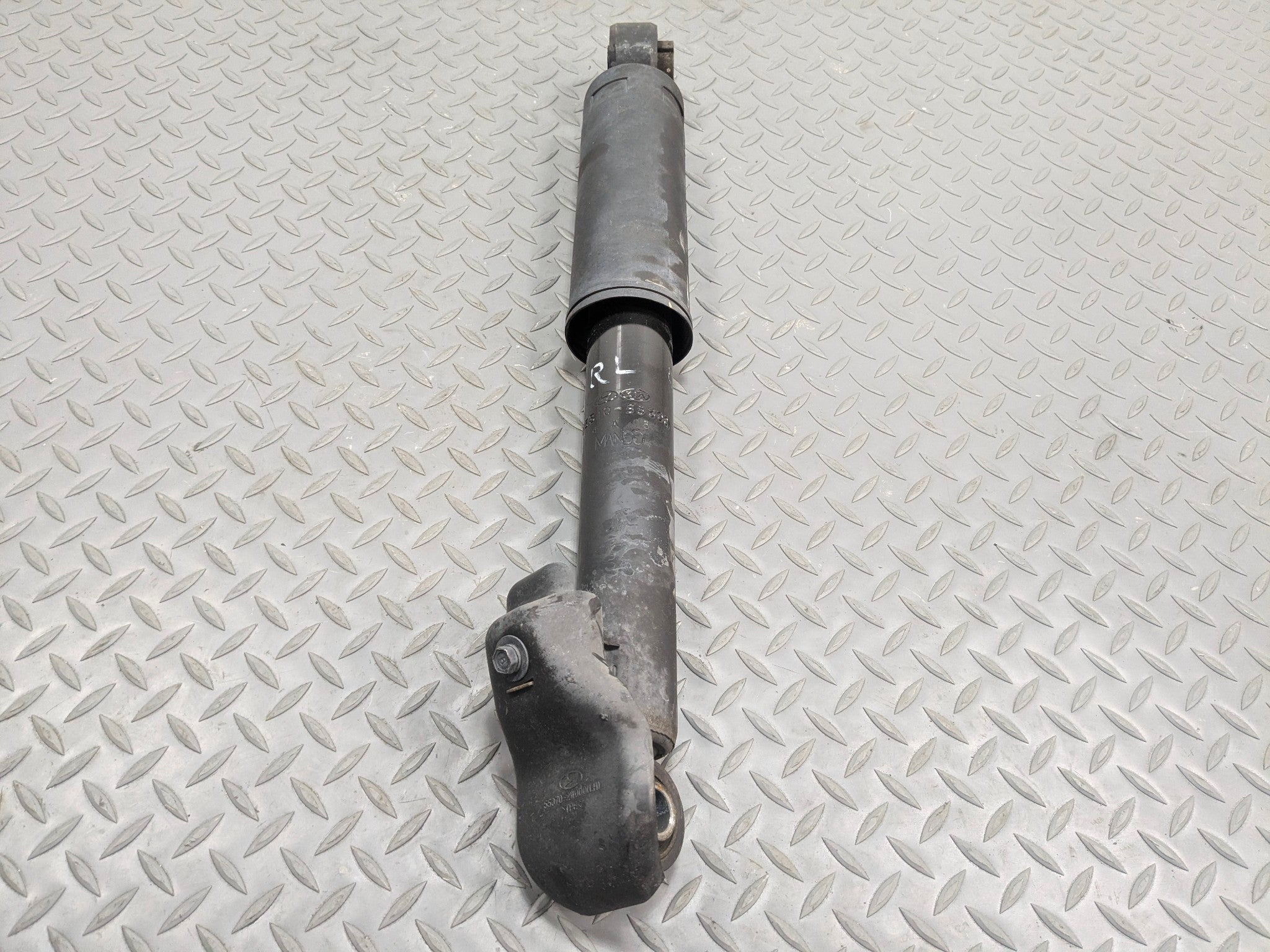 2013 - 2016 HYUNDAI SANTA FE OEM SHOCK STRUT ABSORBER REAR LEFT DRIVER SIDE