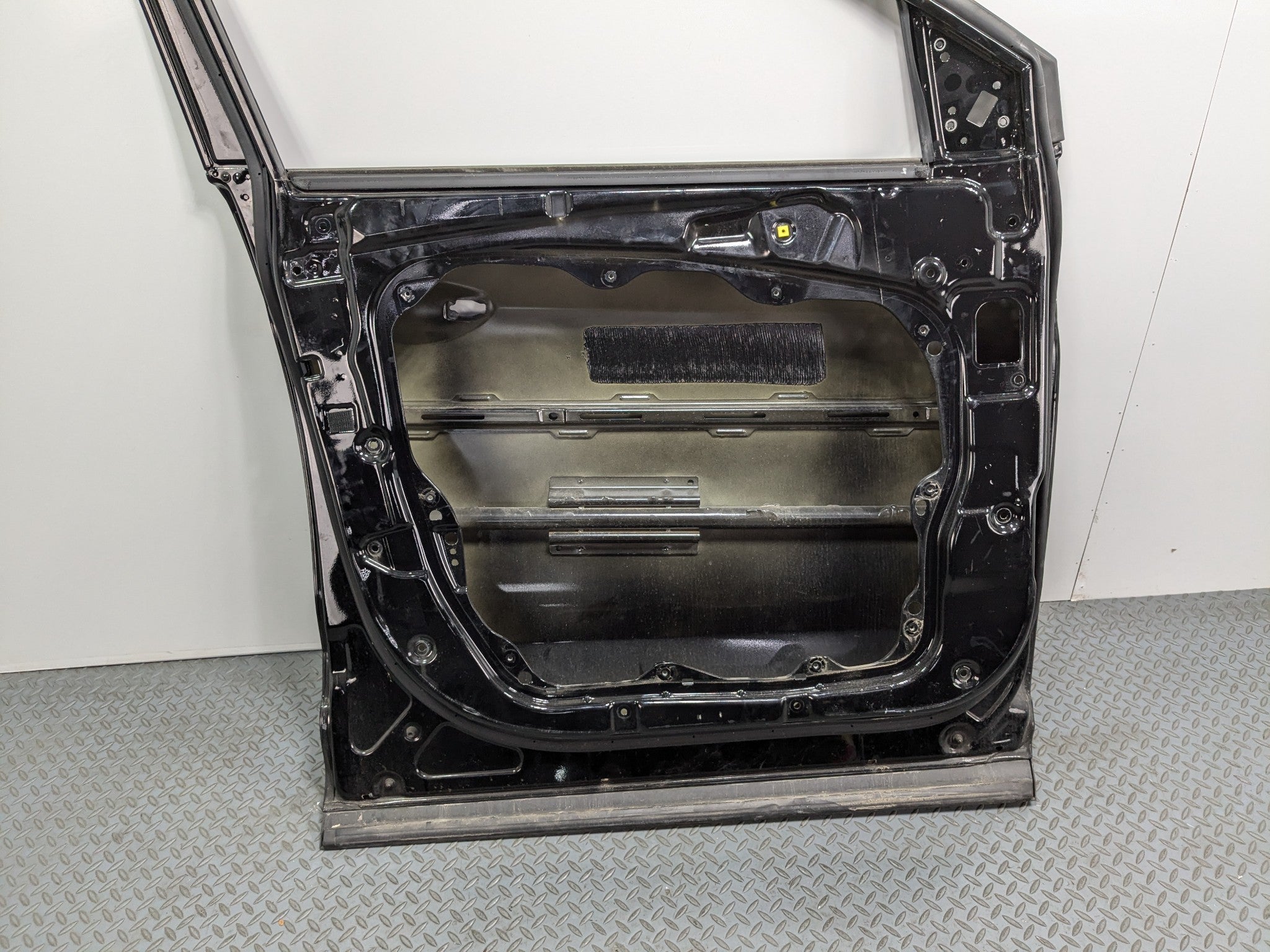 2013 - 2016 HYUNDAI SANTA FE OEM DOOR SHELL PANEL BLACK FRONT LEFT DRIVER SIDE