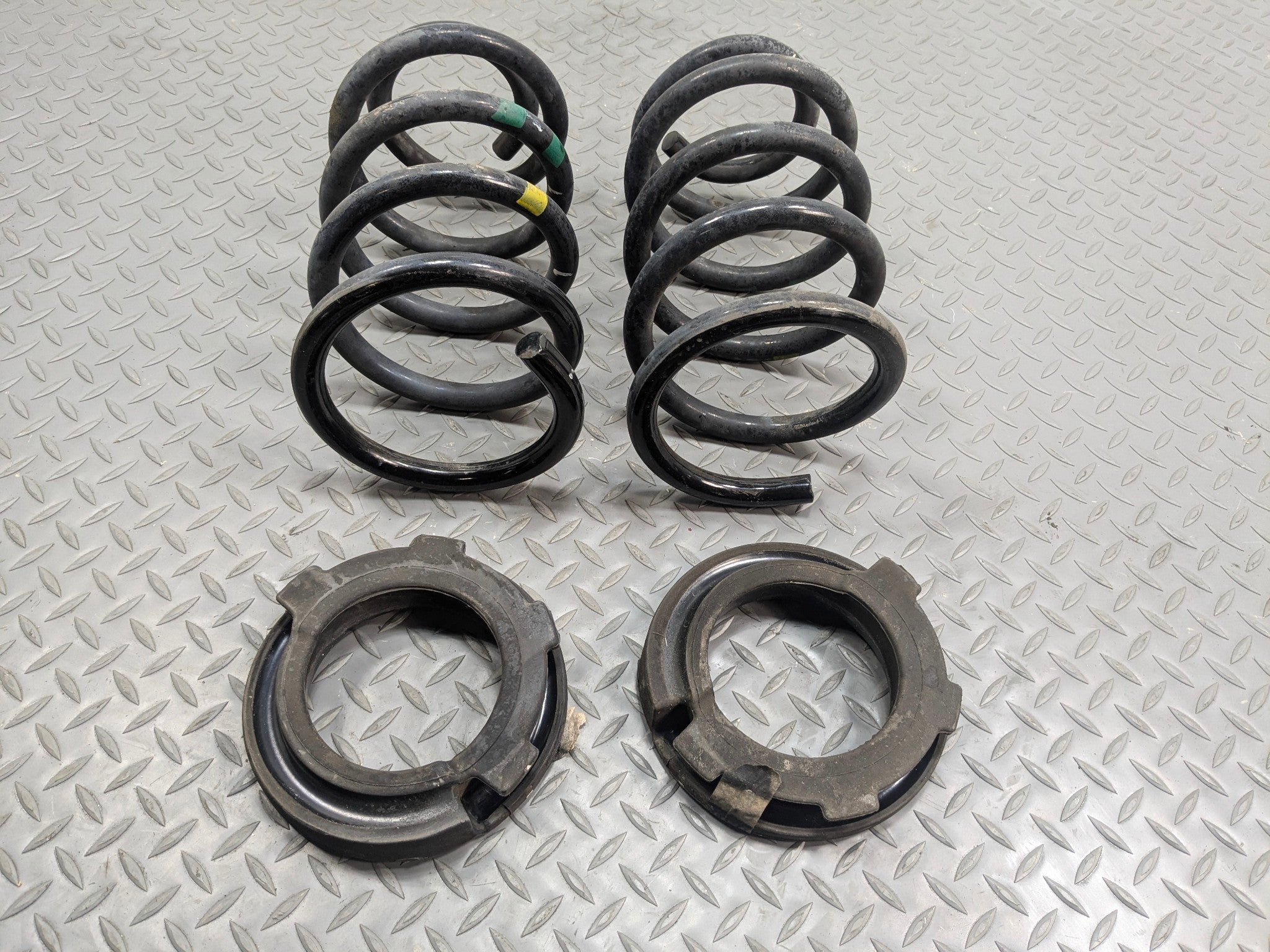 2013 - 2016 HYUNDAI SANTA FE OEM SUSPENSION COIL SPRING SET REAR LEFT AND RIGHT