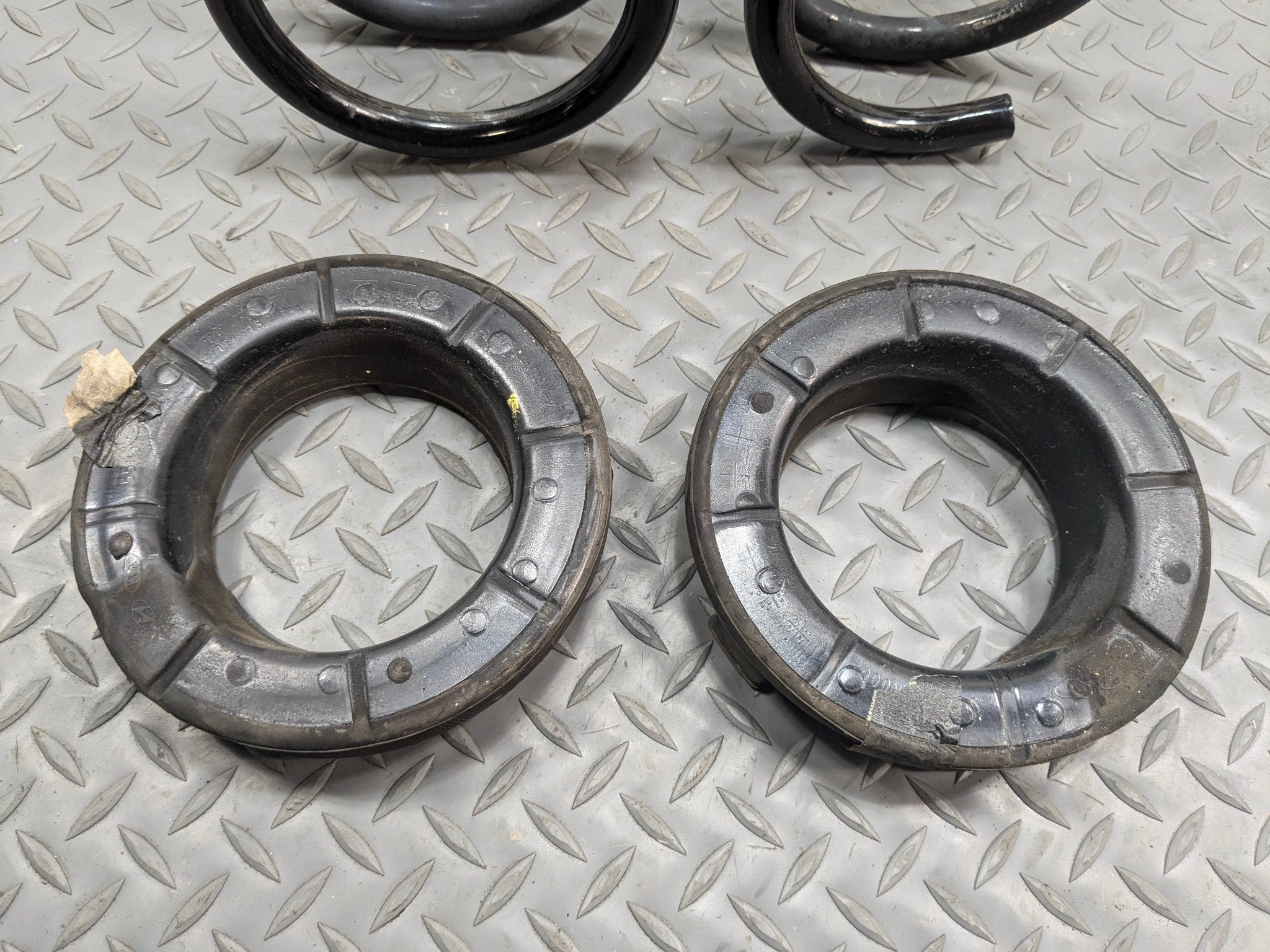 2013 - 2016 HYUNDAI SANTA FE OEM SUSPENSION COIL SPRING SET REAR LEFT AND RIGHT