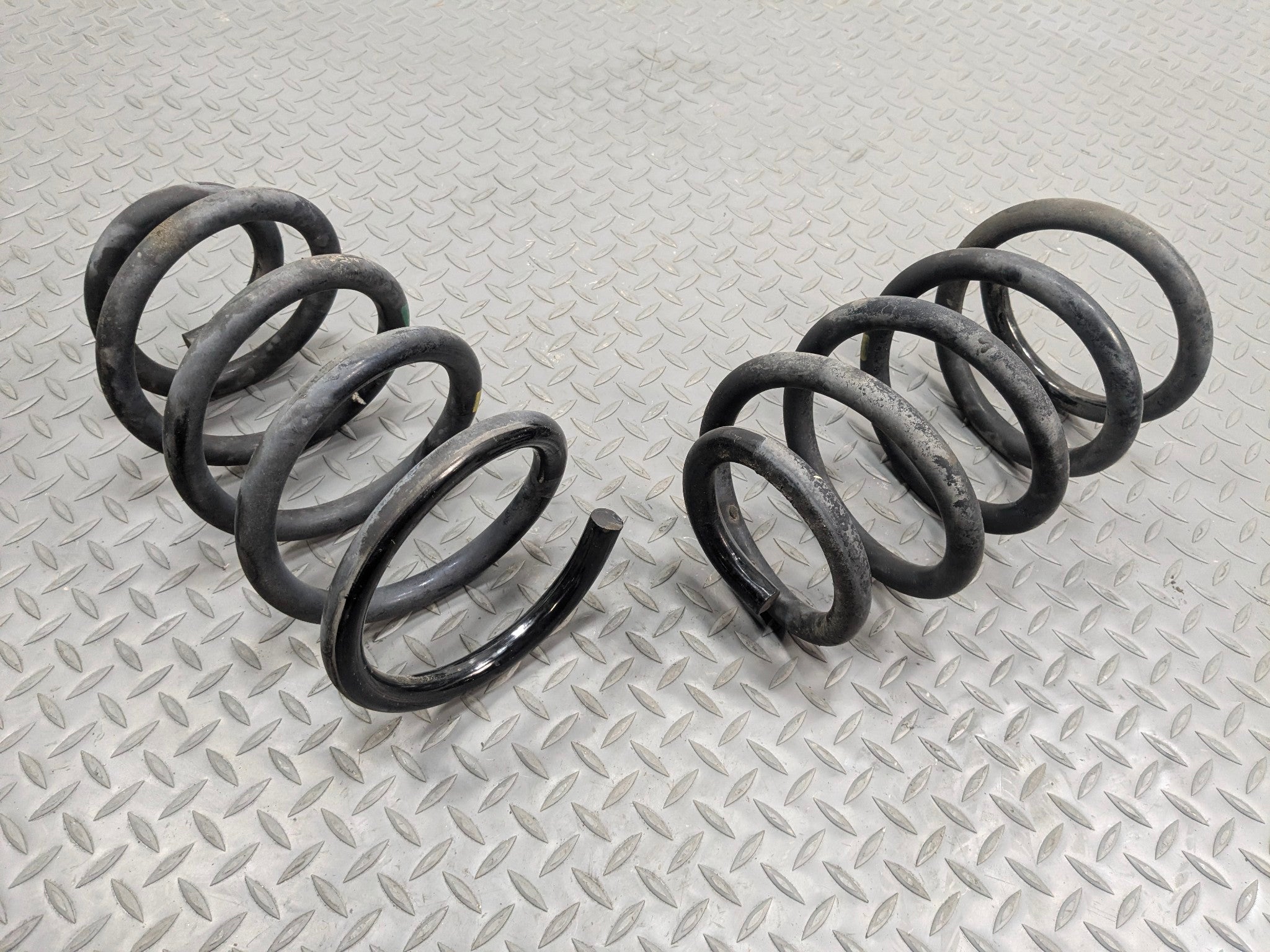 2013 - 2016 HYUNDAI SANTA FE OEM SUSPENSION COIL SPRING SET REAR LEFT AND RIGHT
