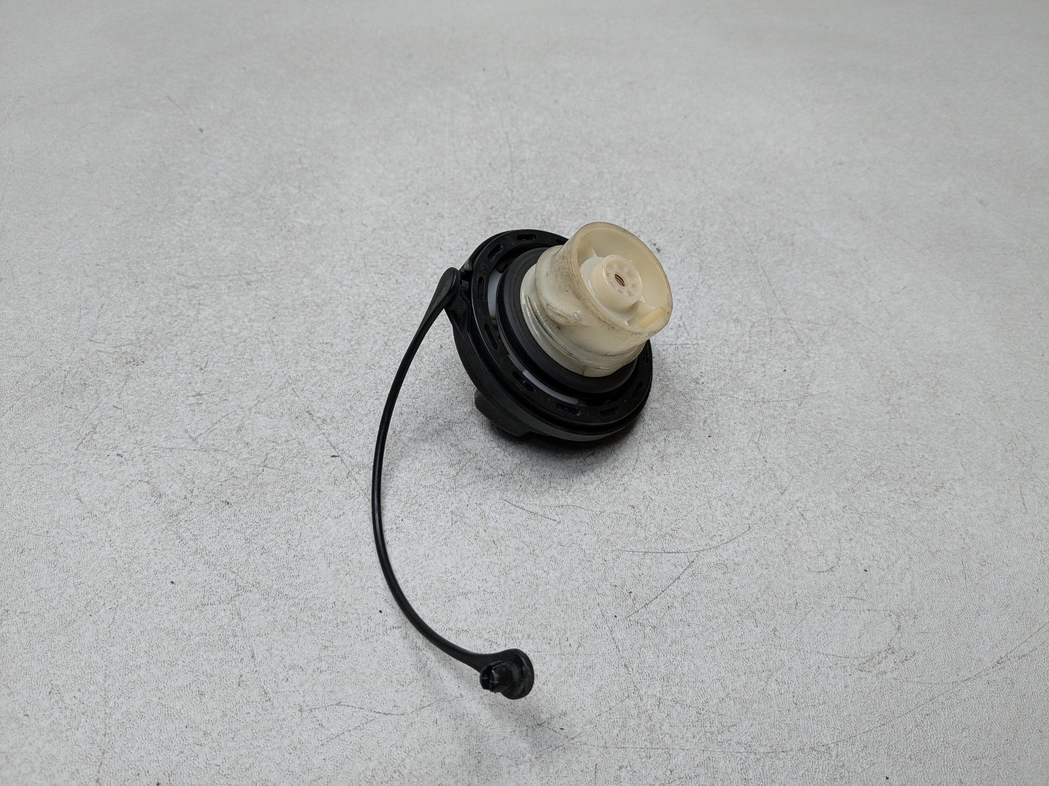 2013 - 2016 HYUNDAI SANTA FE OEM GASOLINE FUEL TANK FILLER NECK COVER CAP BLACK