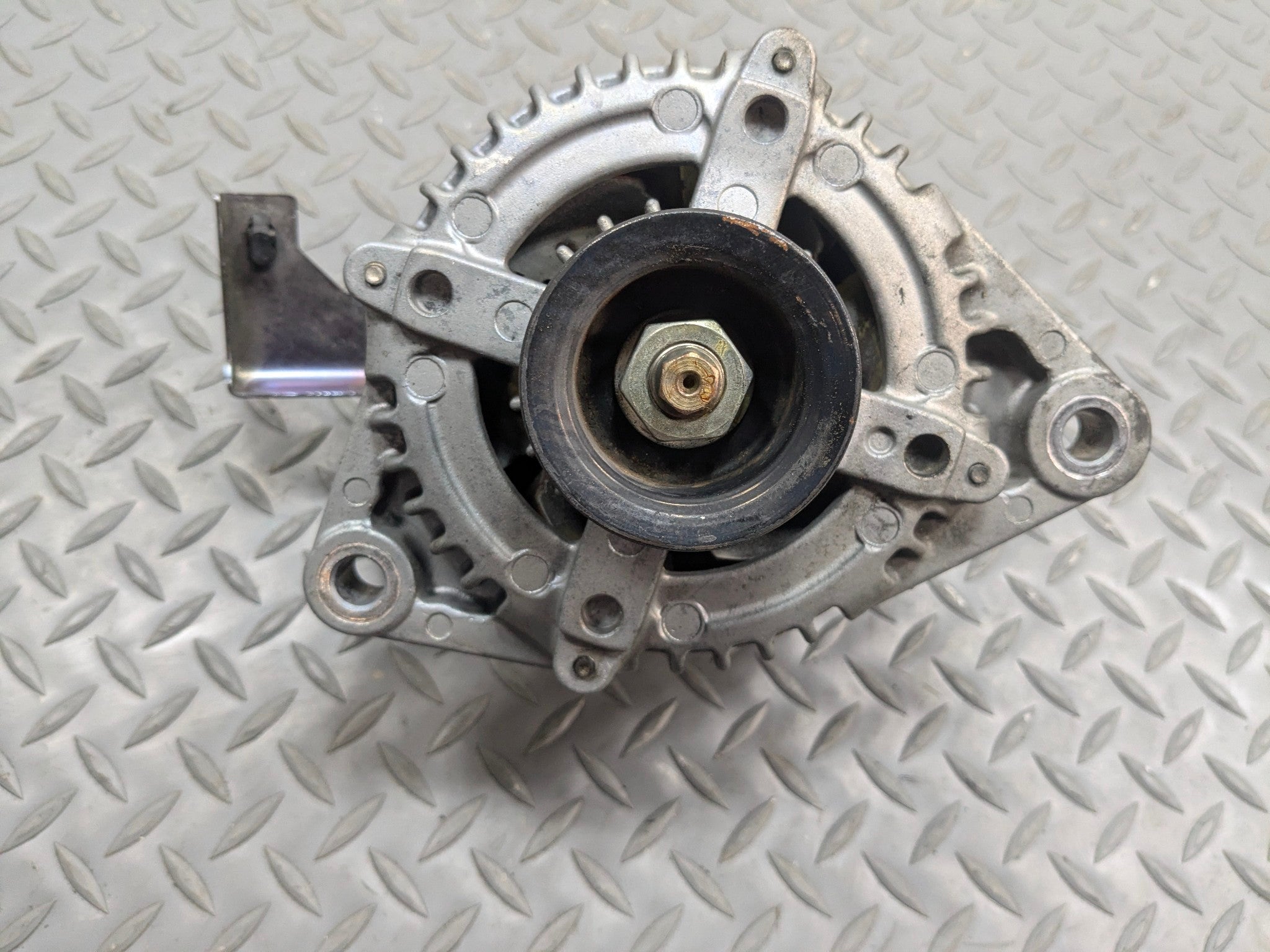 2013 - 2016 HYUNDAI SANTA FE OEM ENGINE ALTERNATOR GENARATOR CHARGING ASSEMBLY