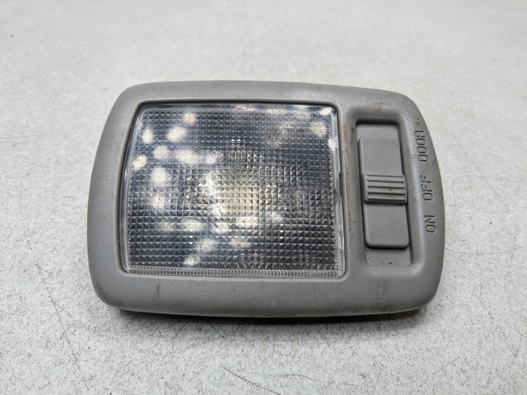 2013 - 2016 HYUNDAI SANTA FE OEM REAR OVERHEAD HEADLINER DOME LIGHT LAMP