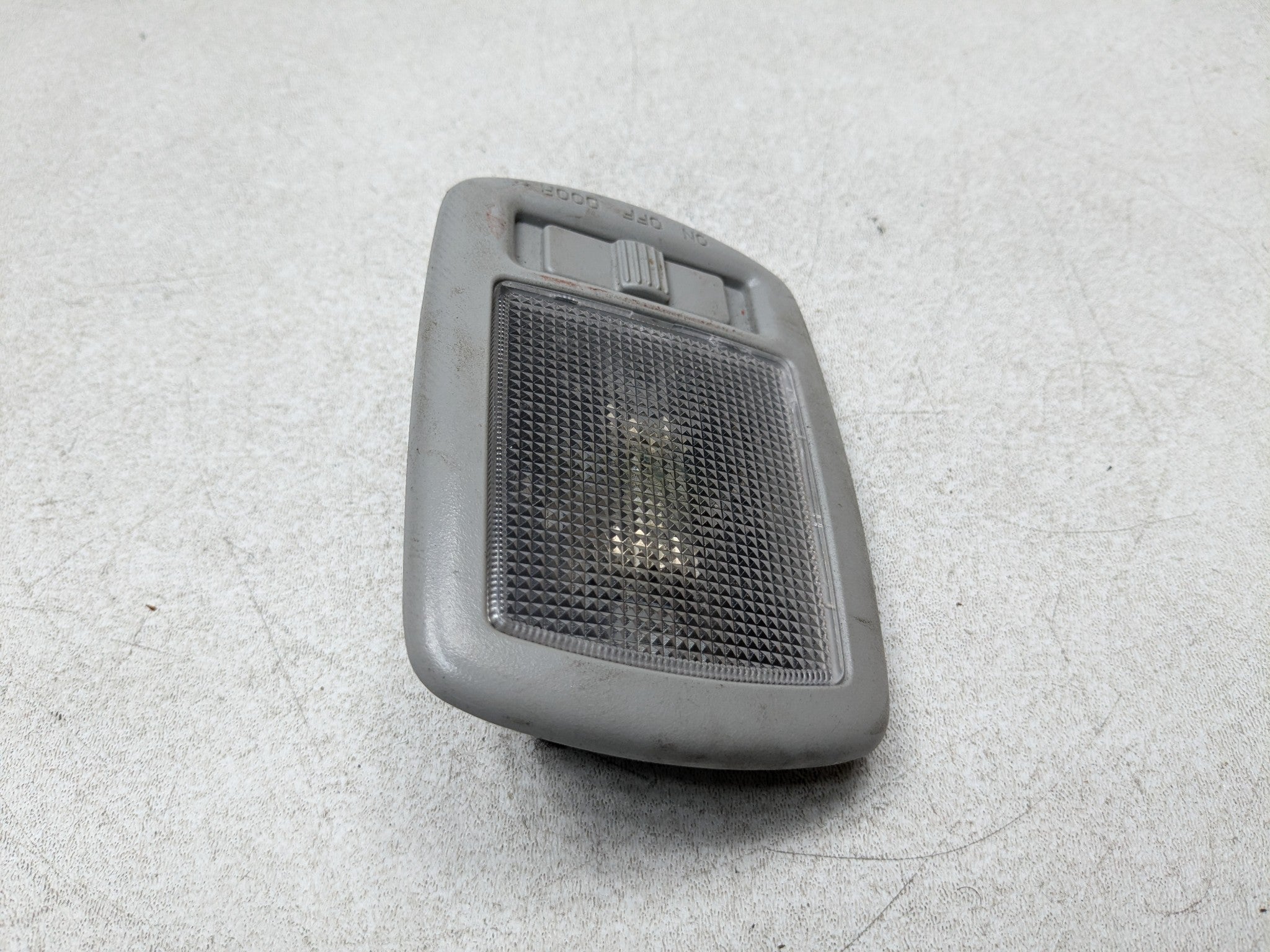 2013 - 2016 HYUNDAI SANTA FE OEM REAR OVERHEAD HEADLINER DOME LIGHT LAMP