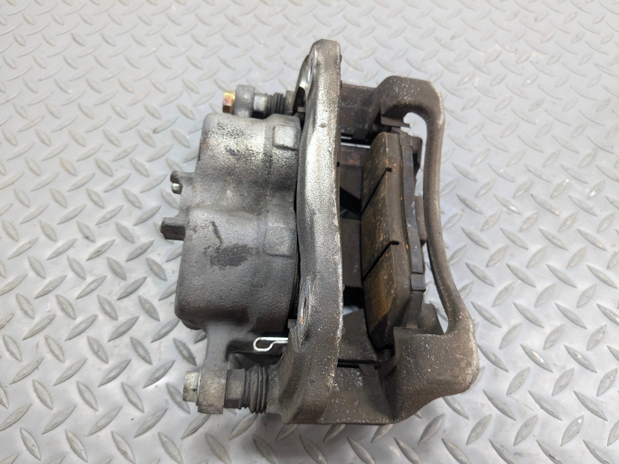 2013 - 2016 HYUNDAI SANTA FE OEM BRAKE CALIPER ASSEMBLY FRONT LEFT DRIVER SIDE