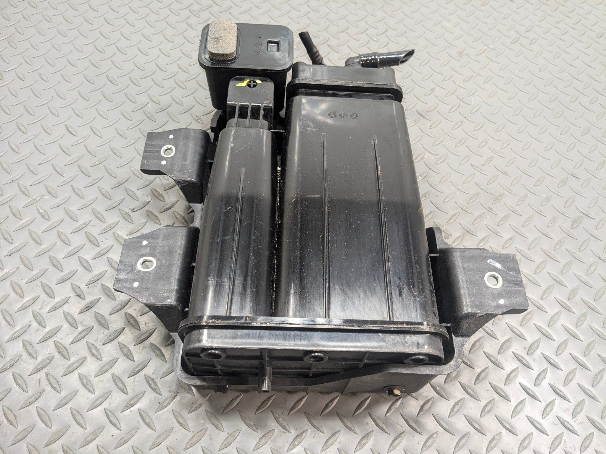 2013 - 2016 HYUNDAI SANTA FE OEM FUEL VAPOR GAS CHARCOAL EVAPORATOR CANISTER