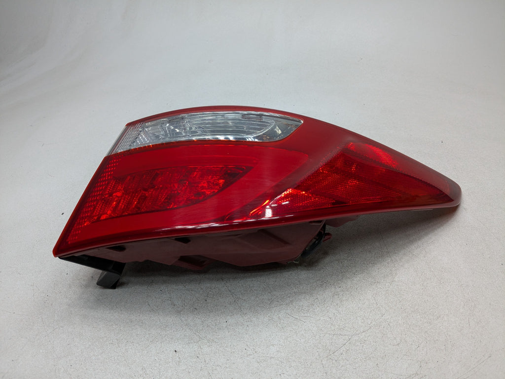 2013 - 2016 HYUNDAI SANTA FE OEM TAILLIGHT QUARTER PANEL MOUNTED REAR RIGHT SIDE